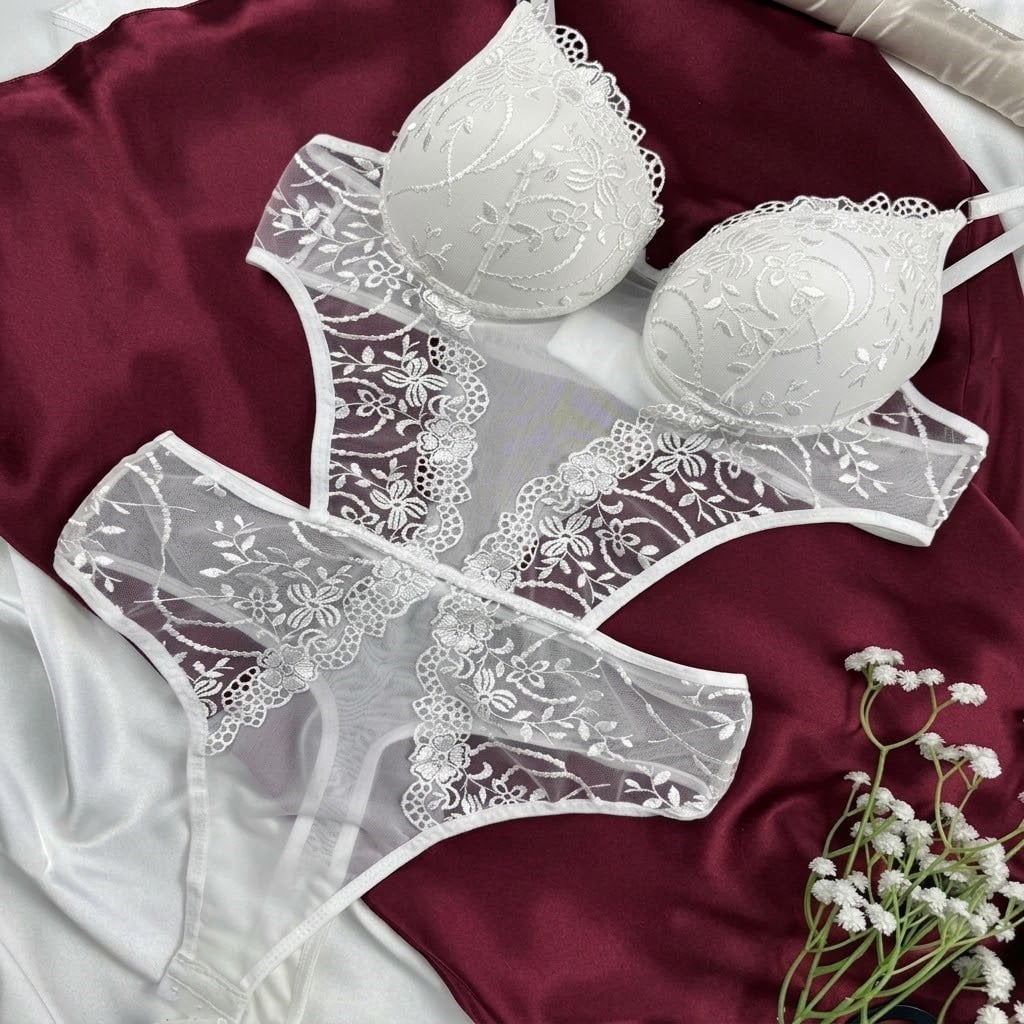 Çiçek Desenli Brode Destekli Bodysuit Beyaz