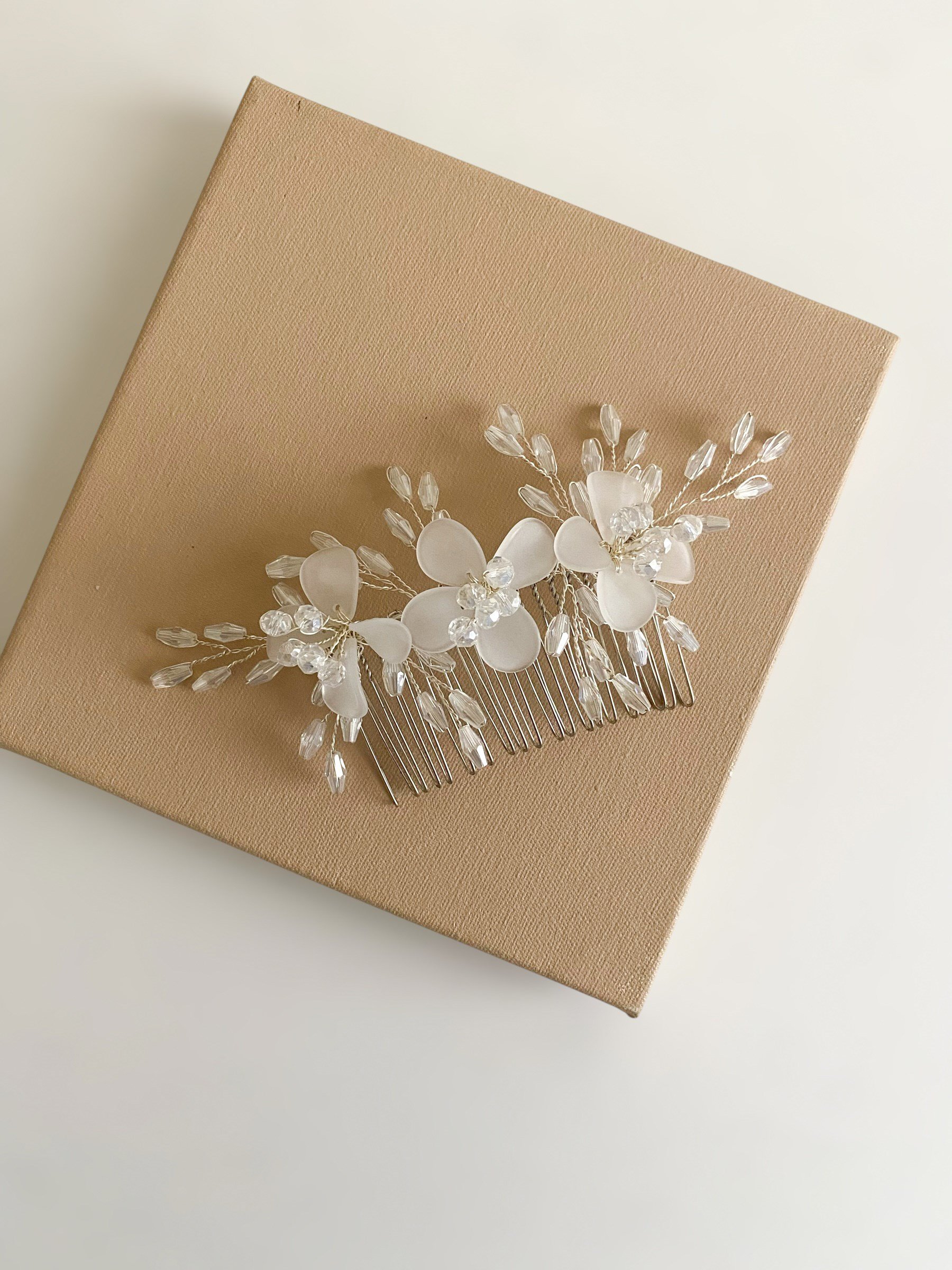 BEYAZ-ÇİÇEKLİ NİŞAN SAÇ TOKASIGİZEM ACCESSORY