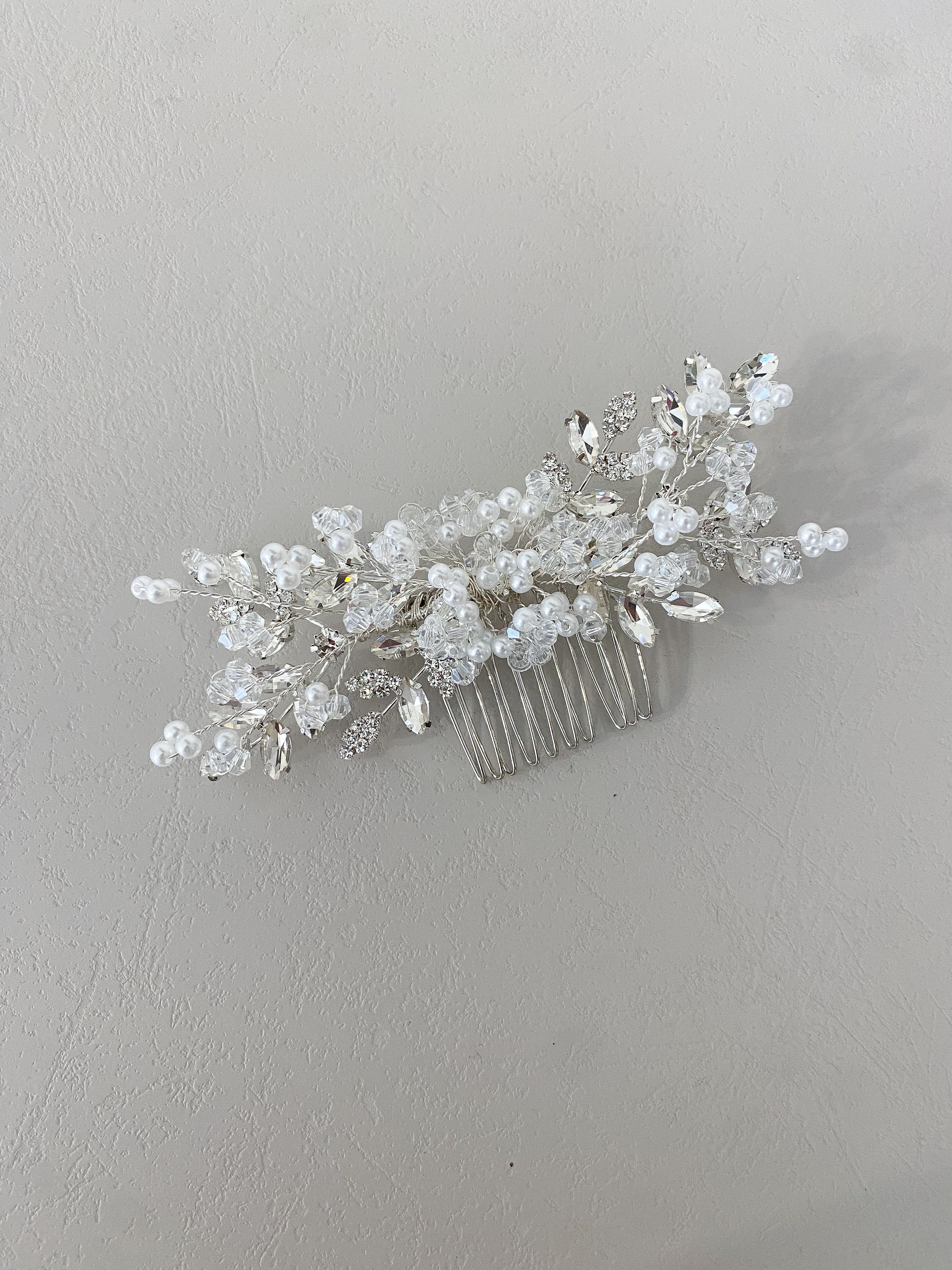İNCİ VE TAŞ DETAYLI GELİN SAÇ TOKASIGİZEM ACCESSORY