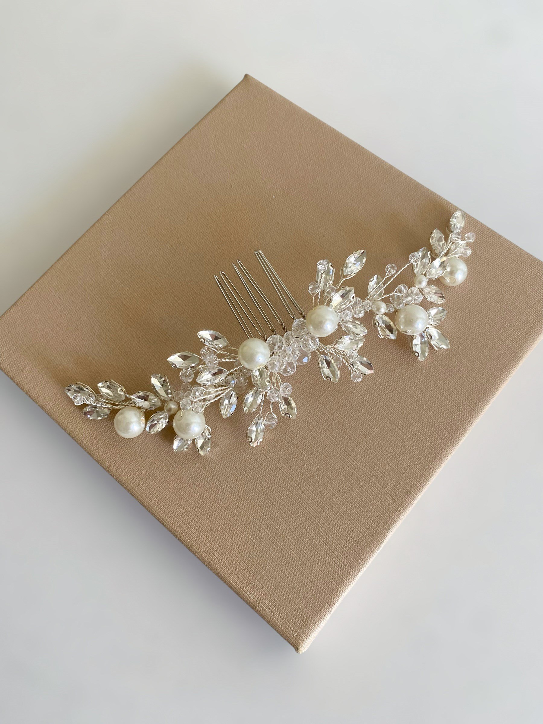 KRİSTAL TAŞ VE İNCİ DETAYLI ZARİF GELİN SAÇ TOKASIGİZEM ACCESSORY