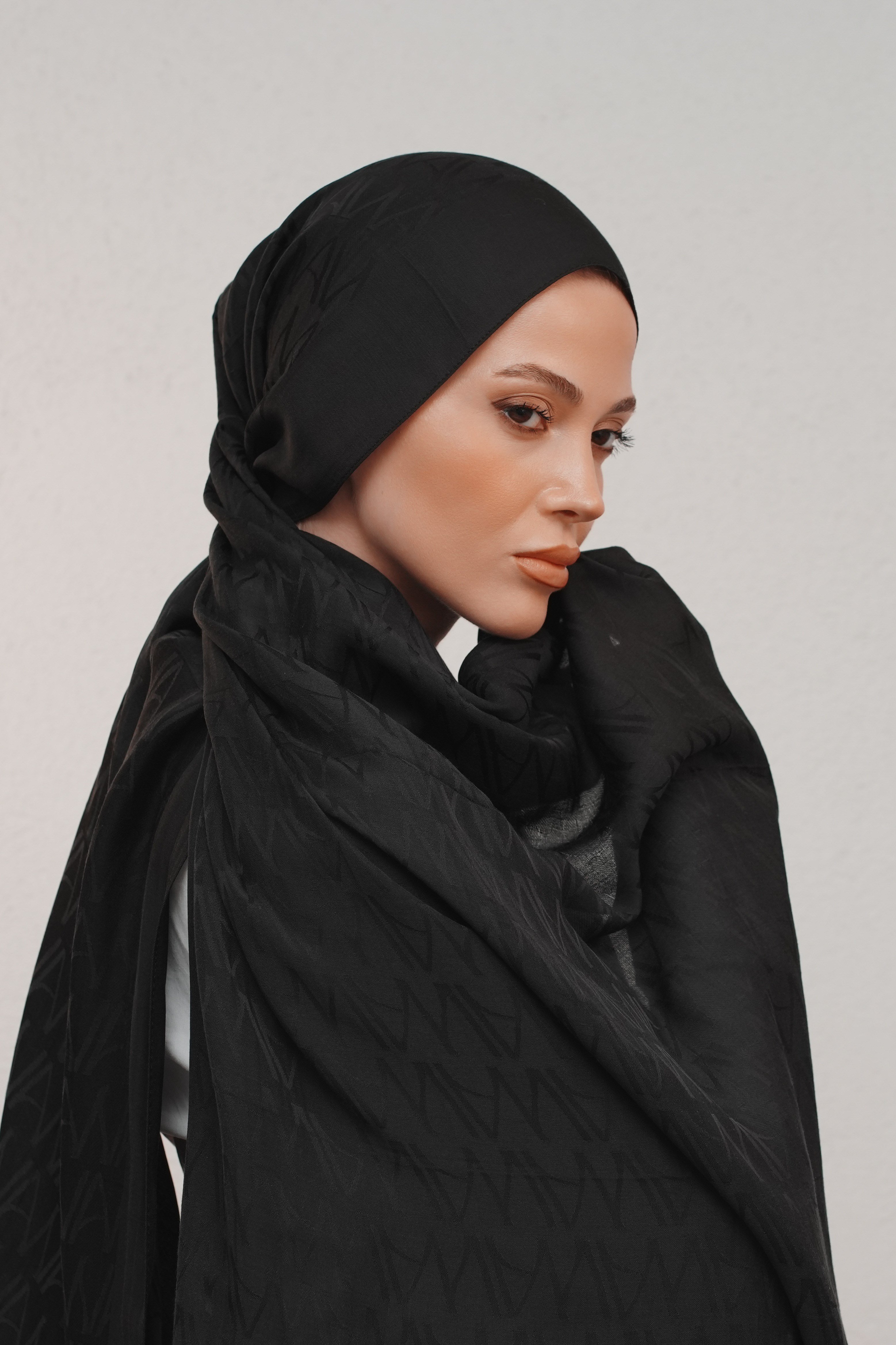 Nawa İmza Desenli Siyah İpek Asetat Şal