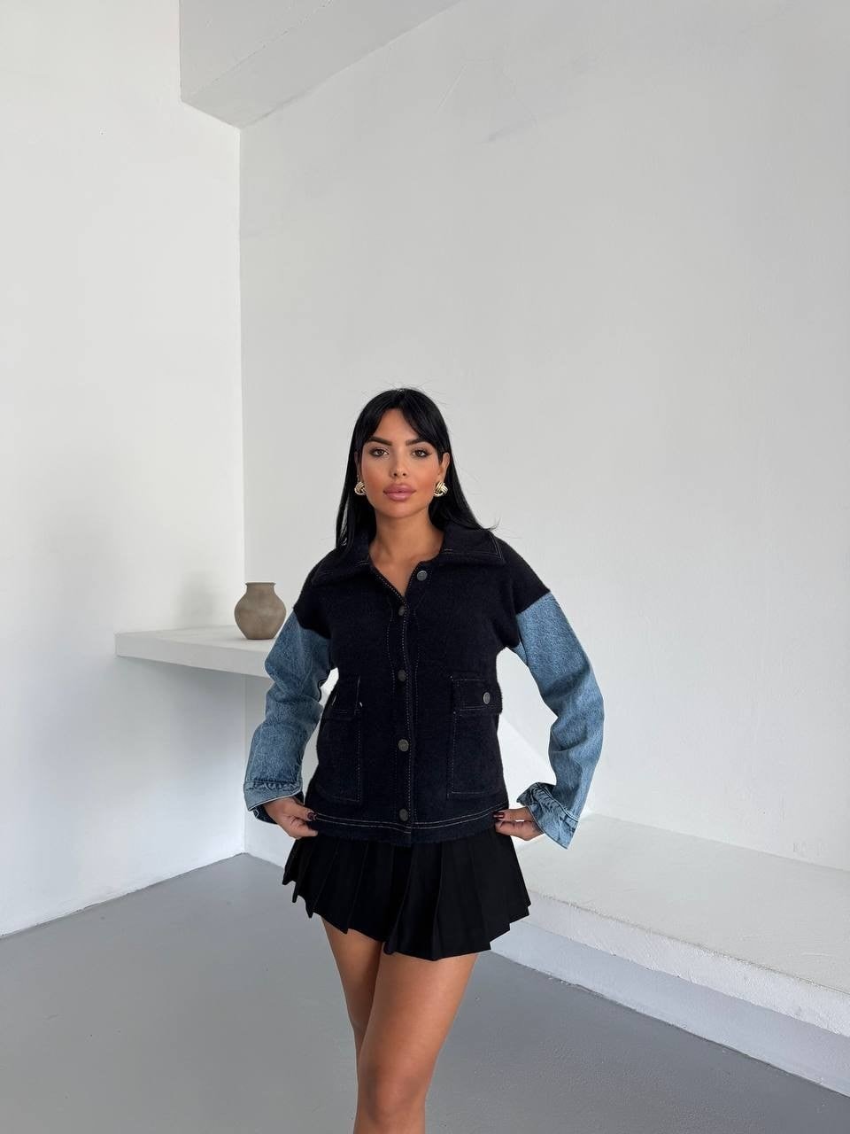 Denim Kol Detaylı Kontrast Ceket – Güçlü Stil, Net Duruş