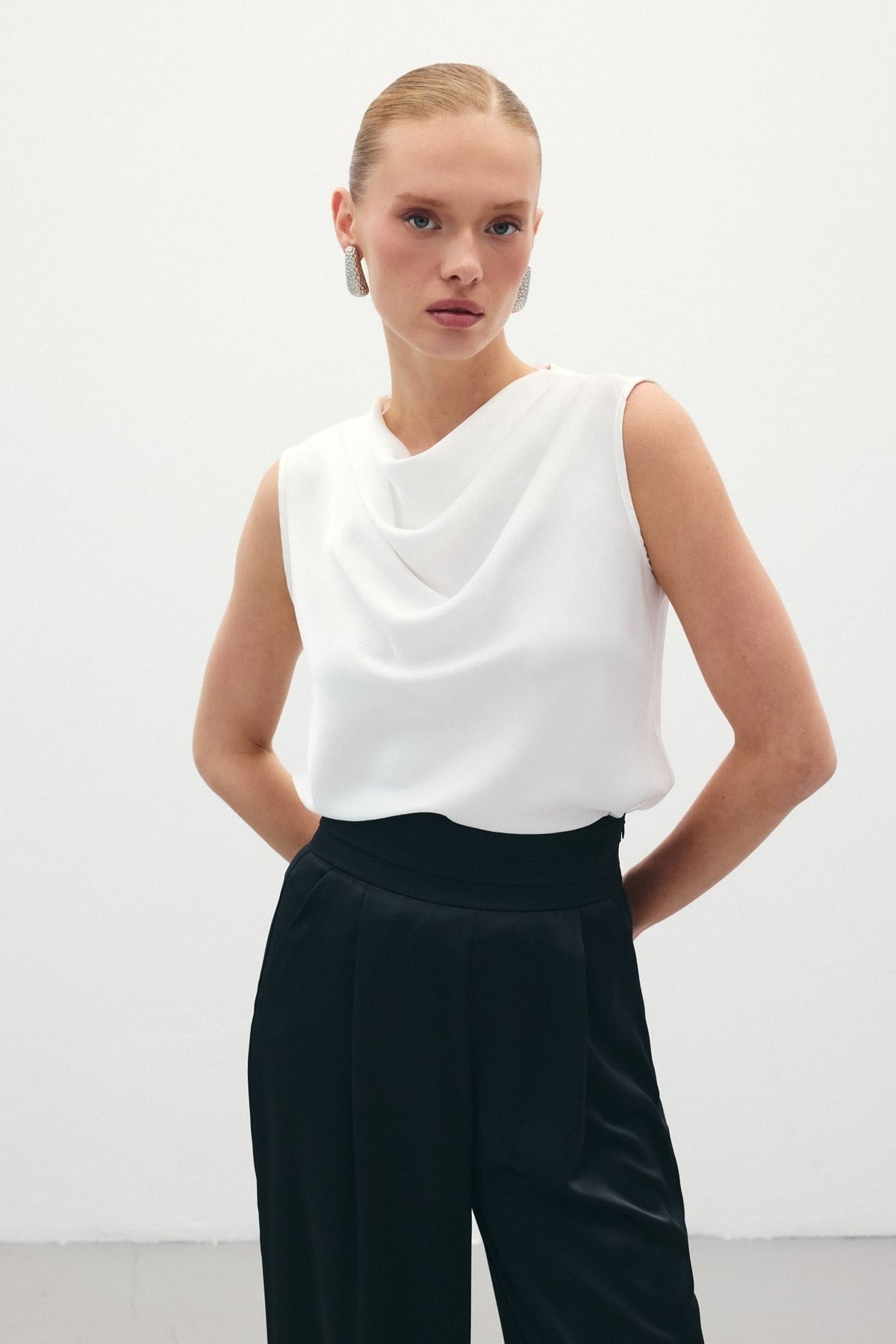 Ekru Degaje Yaka Saten Kadın Bluz – Kolsuz, Sade Ve Sofistike Stil
