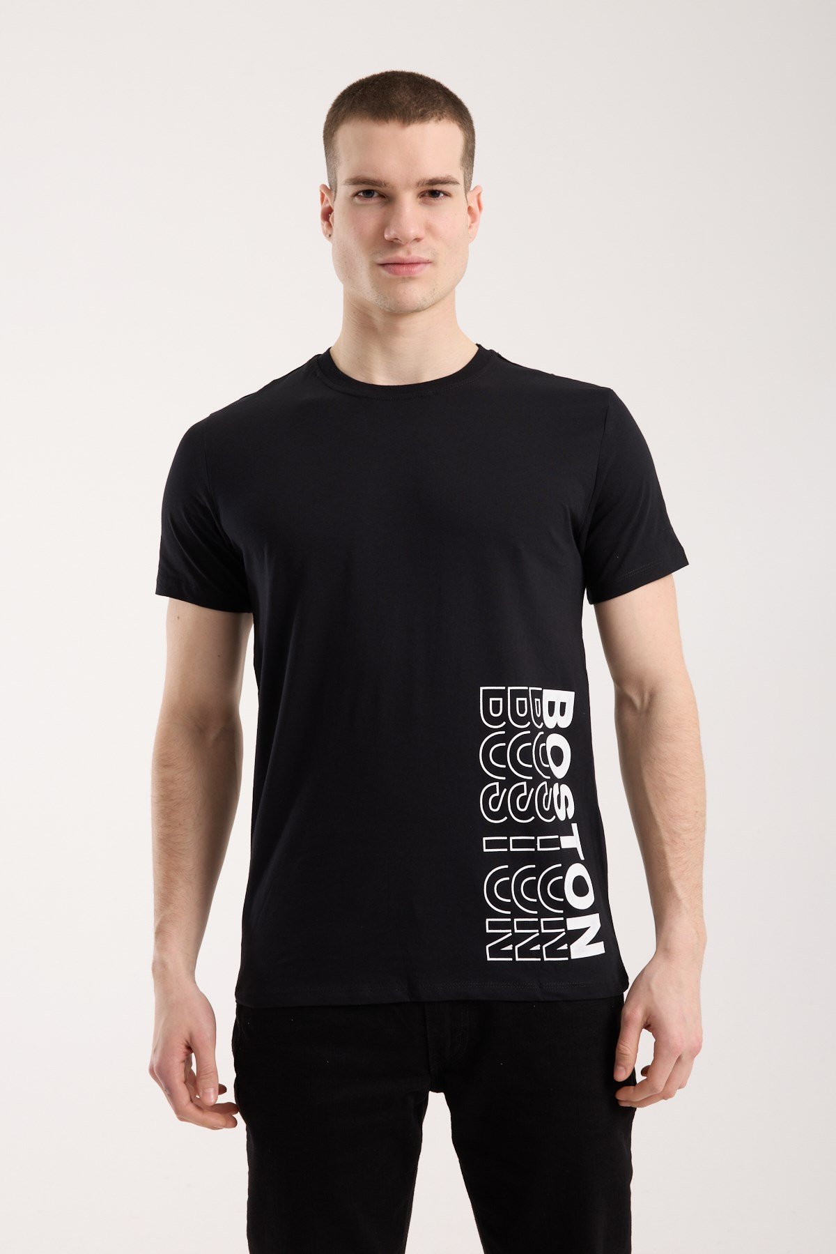 Urban Boston Dikey Baskı Erkek Tişört – Slim Fit, Sokak Stili Günlük T-Shirt