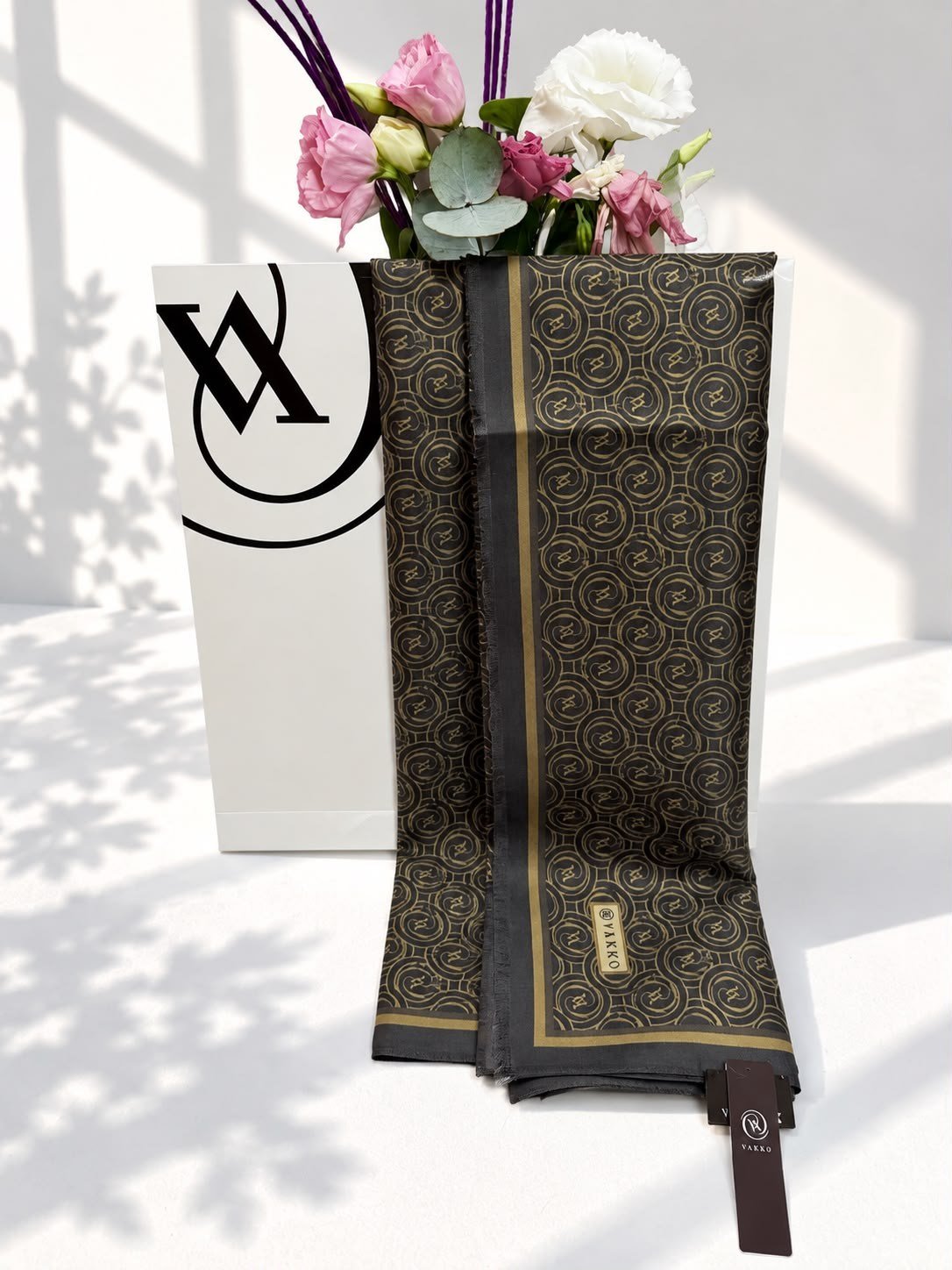 Vakko Monogram Desenli Twill İpek Şal – Kadın Tesettür Şal, Premium Kalite, Şık ve Zarif İpek Şal