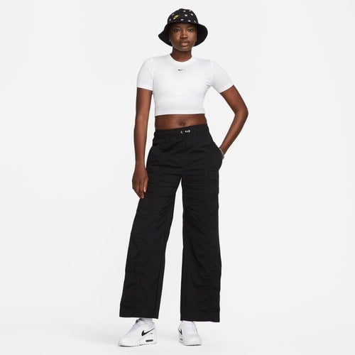 Nike Sportswear Essential Slim-Fit Crop Kadın Beyaz Günlük T-SHIRT.100