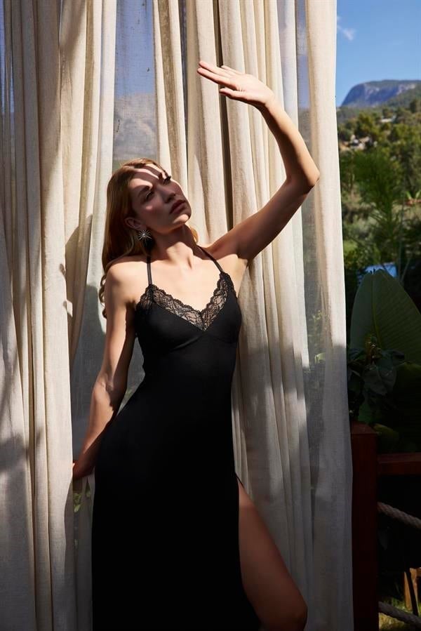 Arias Closet Dantelli ve Dekolteli Yırtmaçlı Gecelik