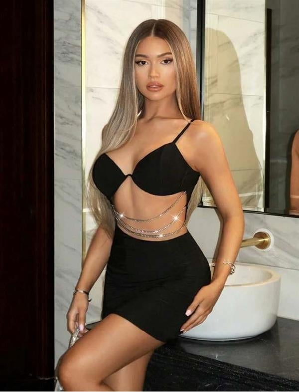 Arias Closet Zincir Detaylı Göğüs Dekolteli Siyah Mini Club Elbisesi