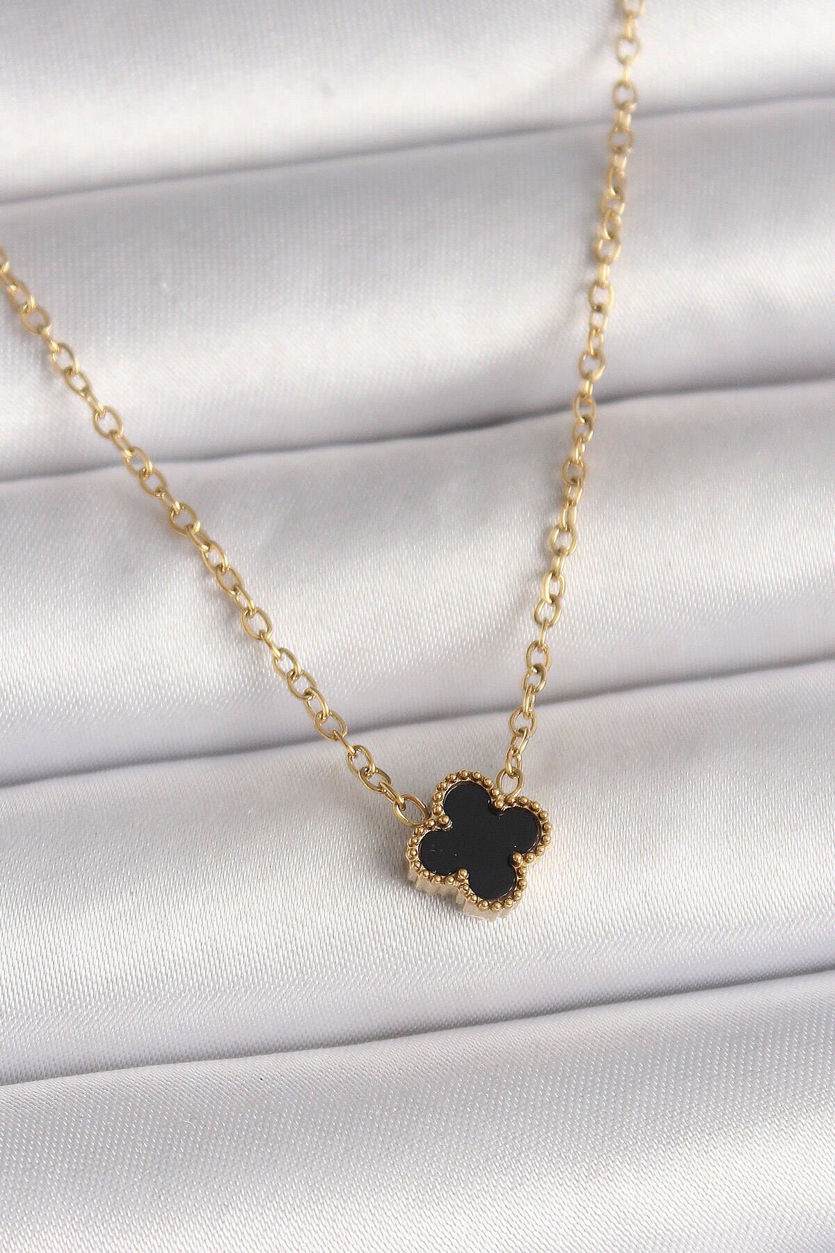 ® 316L Çelik Gold Renk Siyah Yonca Model Kadın Kolye