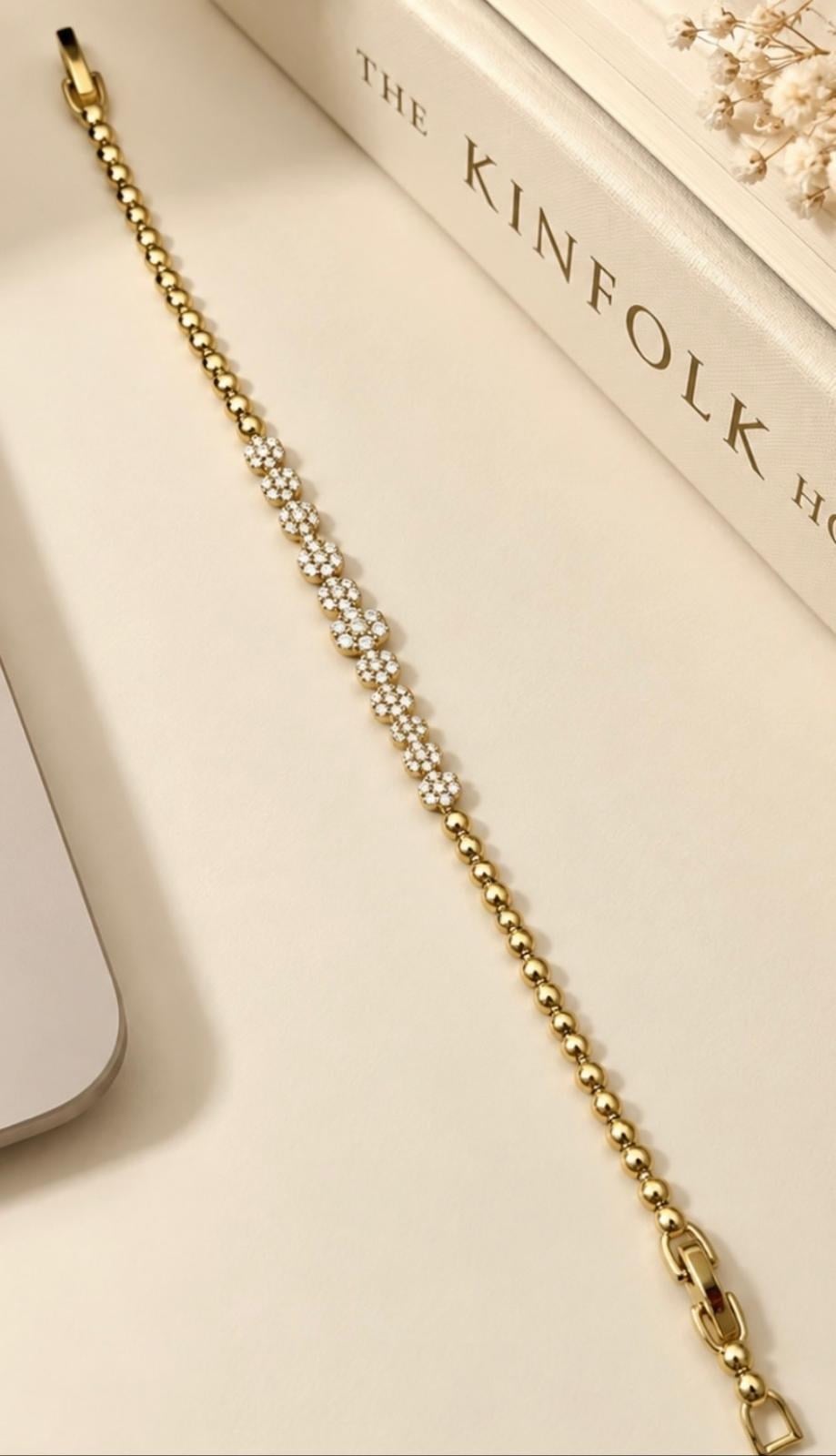 Çiçek Motifli Beyaz Taşlı Gold Renk Bileklik