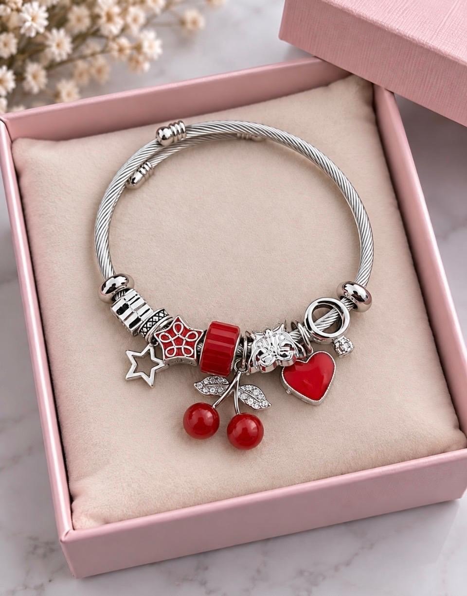 Kiraz ve Kalp Figürlü Kırmızı Detaylı Charm Bileklik