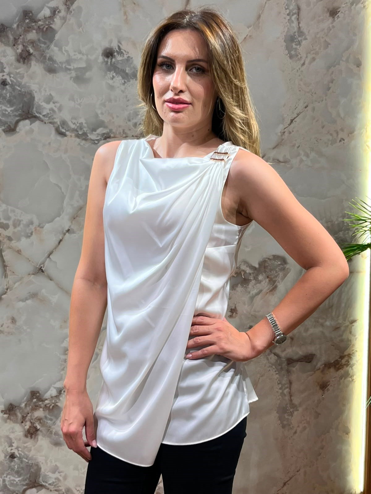 BEYAZ SATEN TAŞ DETAYLI DRAPELİ BLUZ
