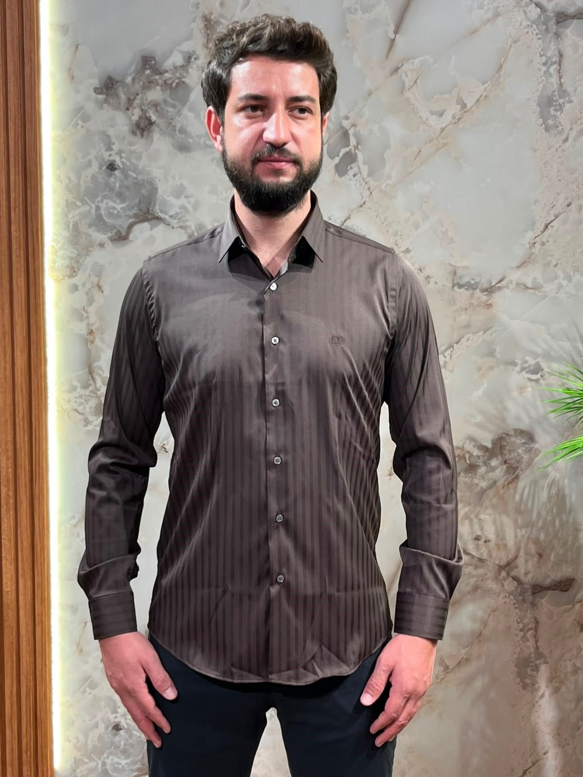 KAHVERENGİ MİKRO SATEN ÇİZGİLİ LİKRALI ERKEK GÖMLEK SLİM FİT ESNEK VE PARLAK KUMAŞ 