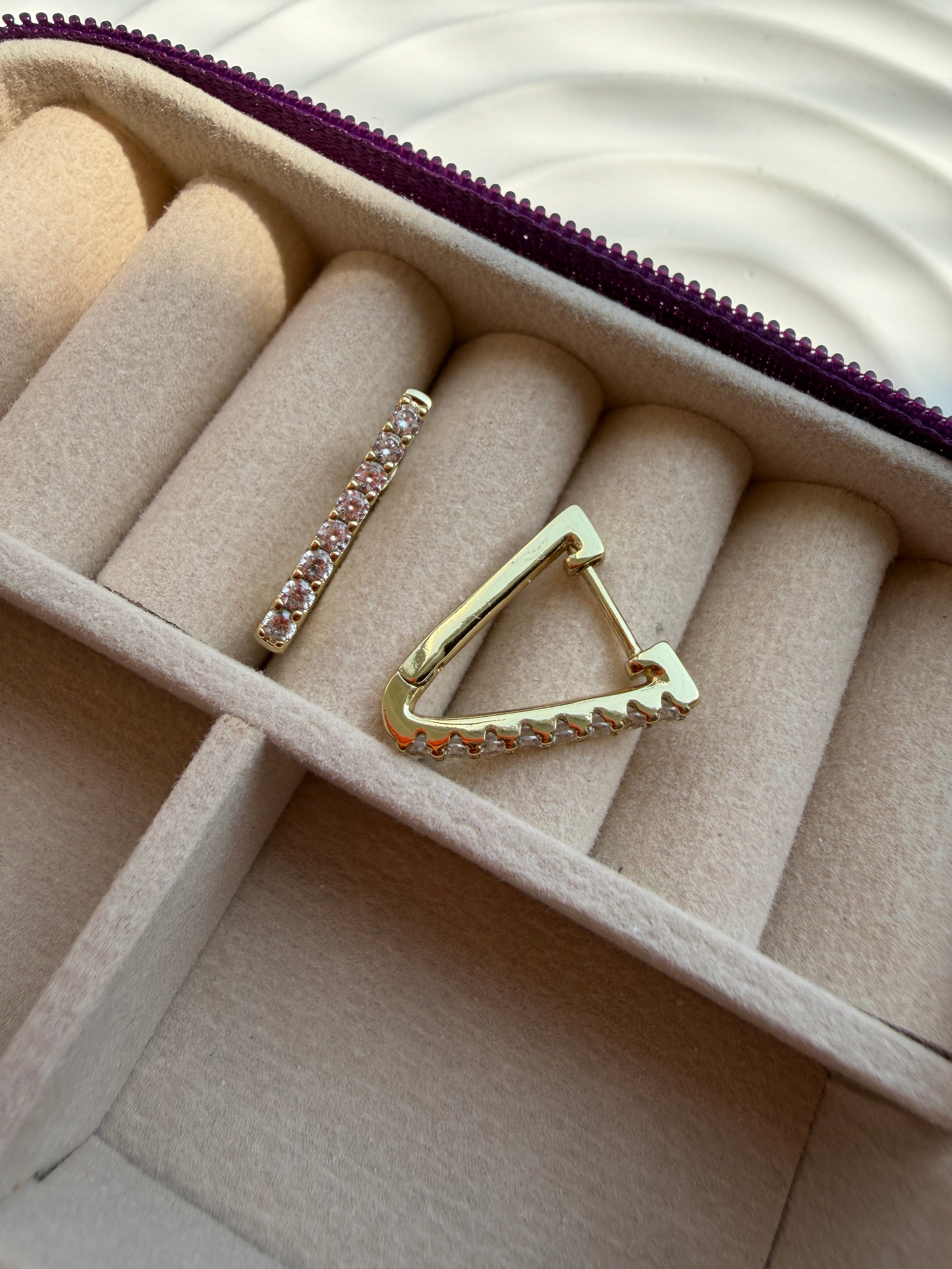 Gold Geometrik Üçgen Taşlı Küpe
