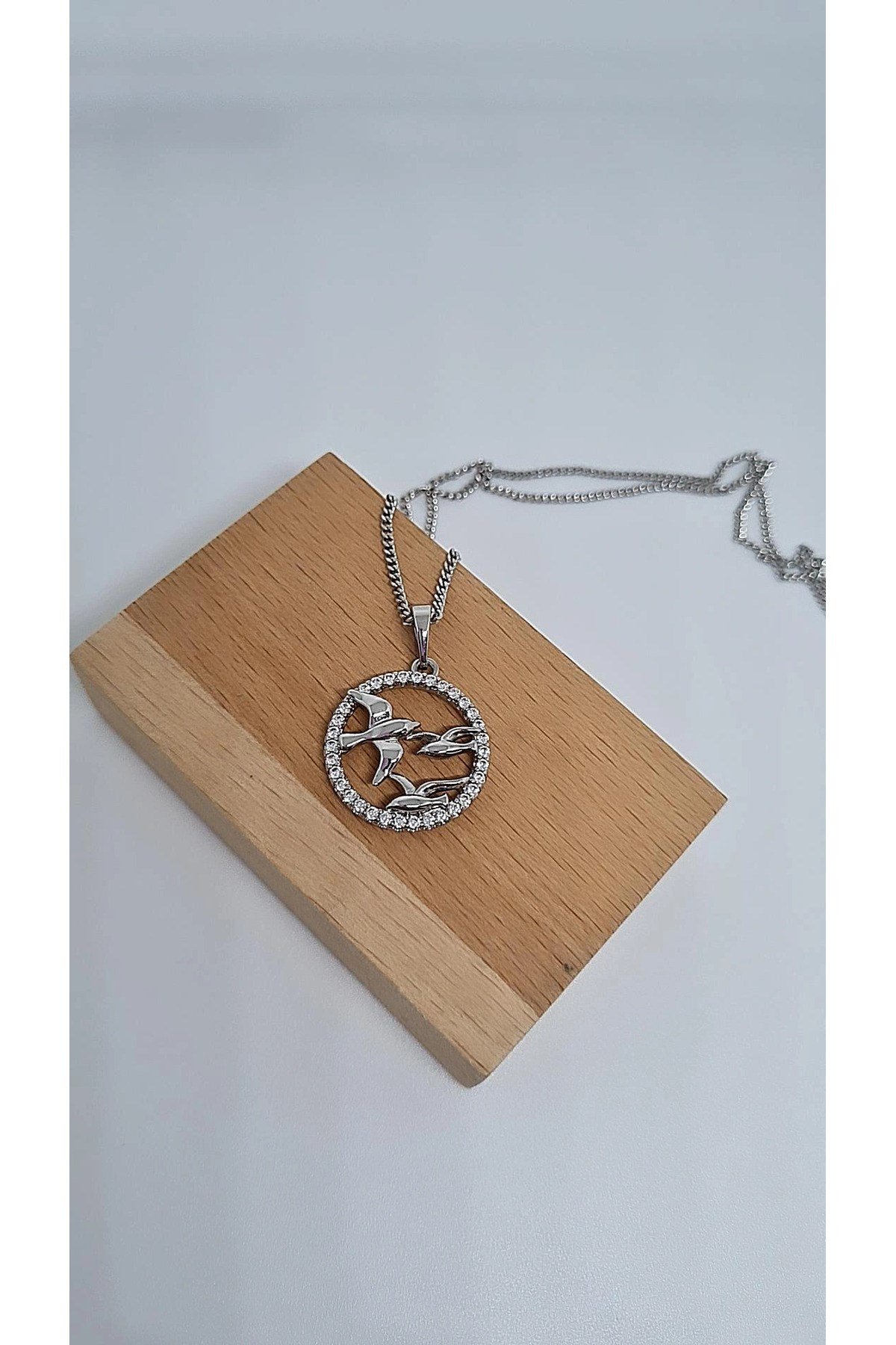 Çelik Silver Özgürlük Figürlü Taşlı Kolye