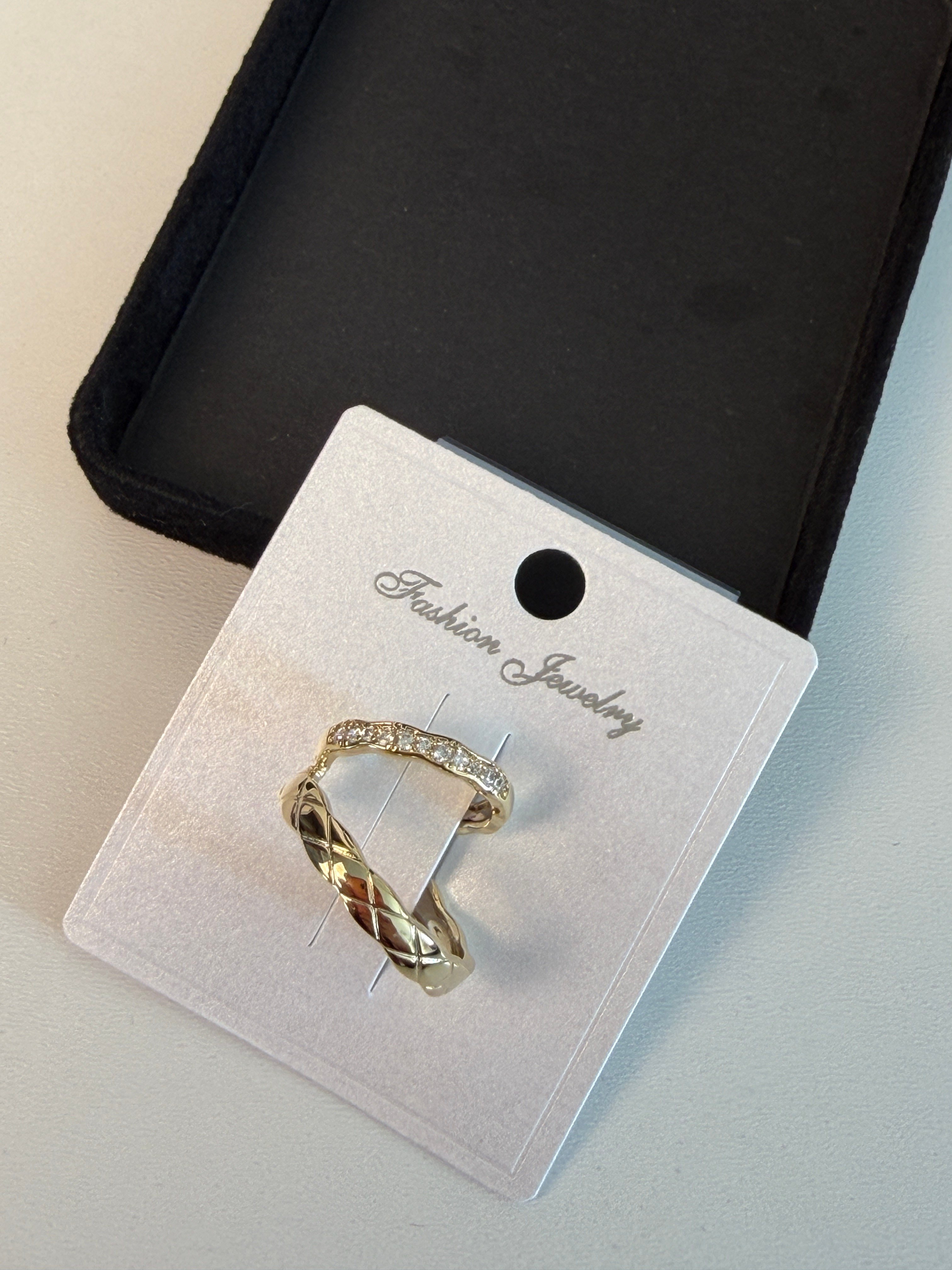 Gold Renk Taşlı Çapraz Geçişli Ear Cuff Küpe