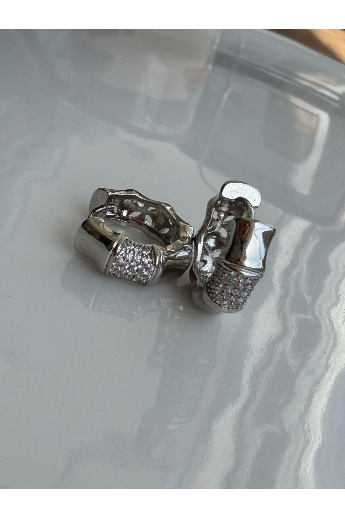 Silver Geometrik Halka Küpe | Zirkon Taş Detaylı Modern Kadın Küpe