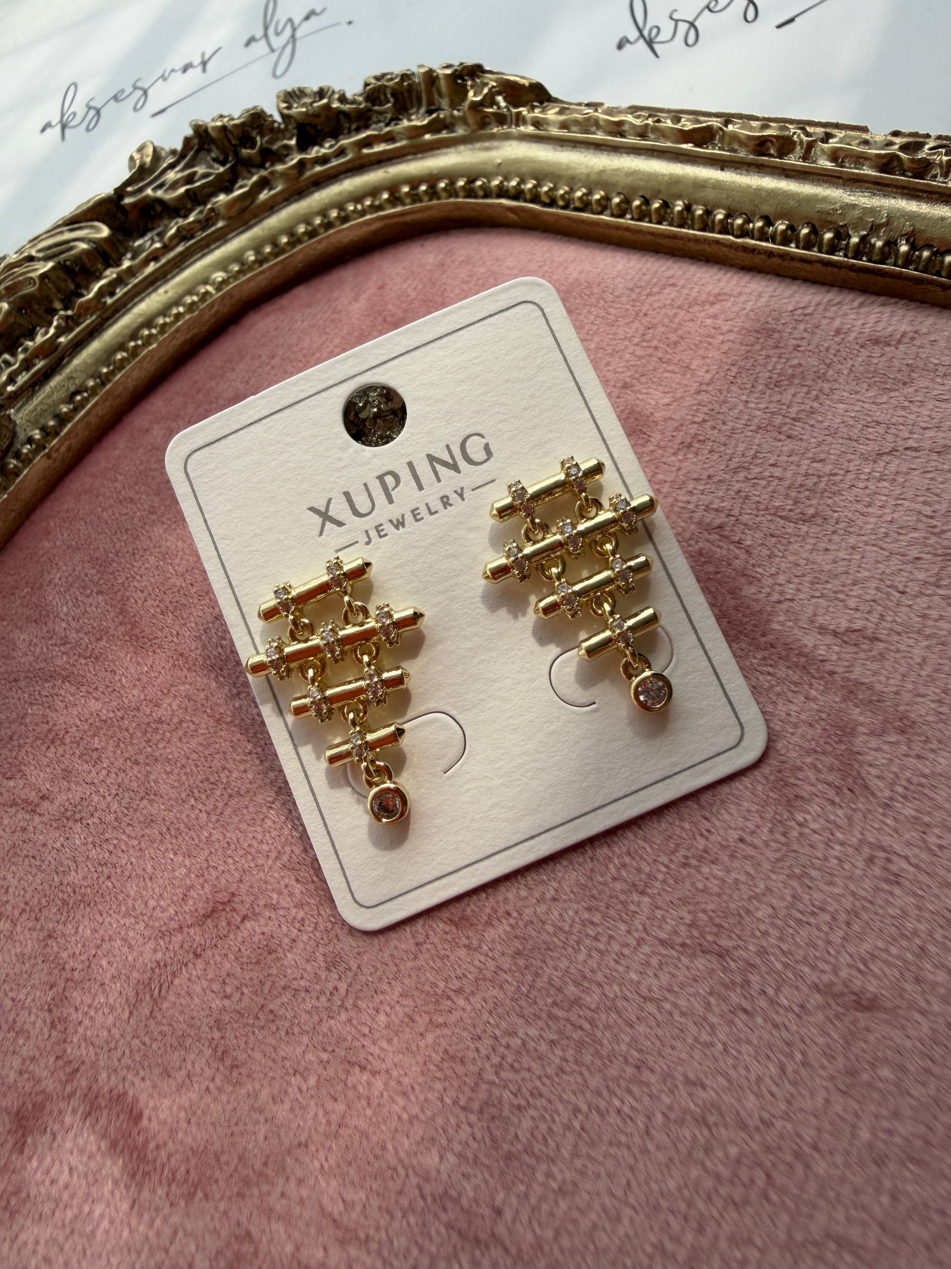 XUPING Gold Taş Detaylı Katmanlı Modern Küpe