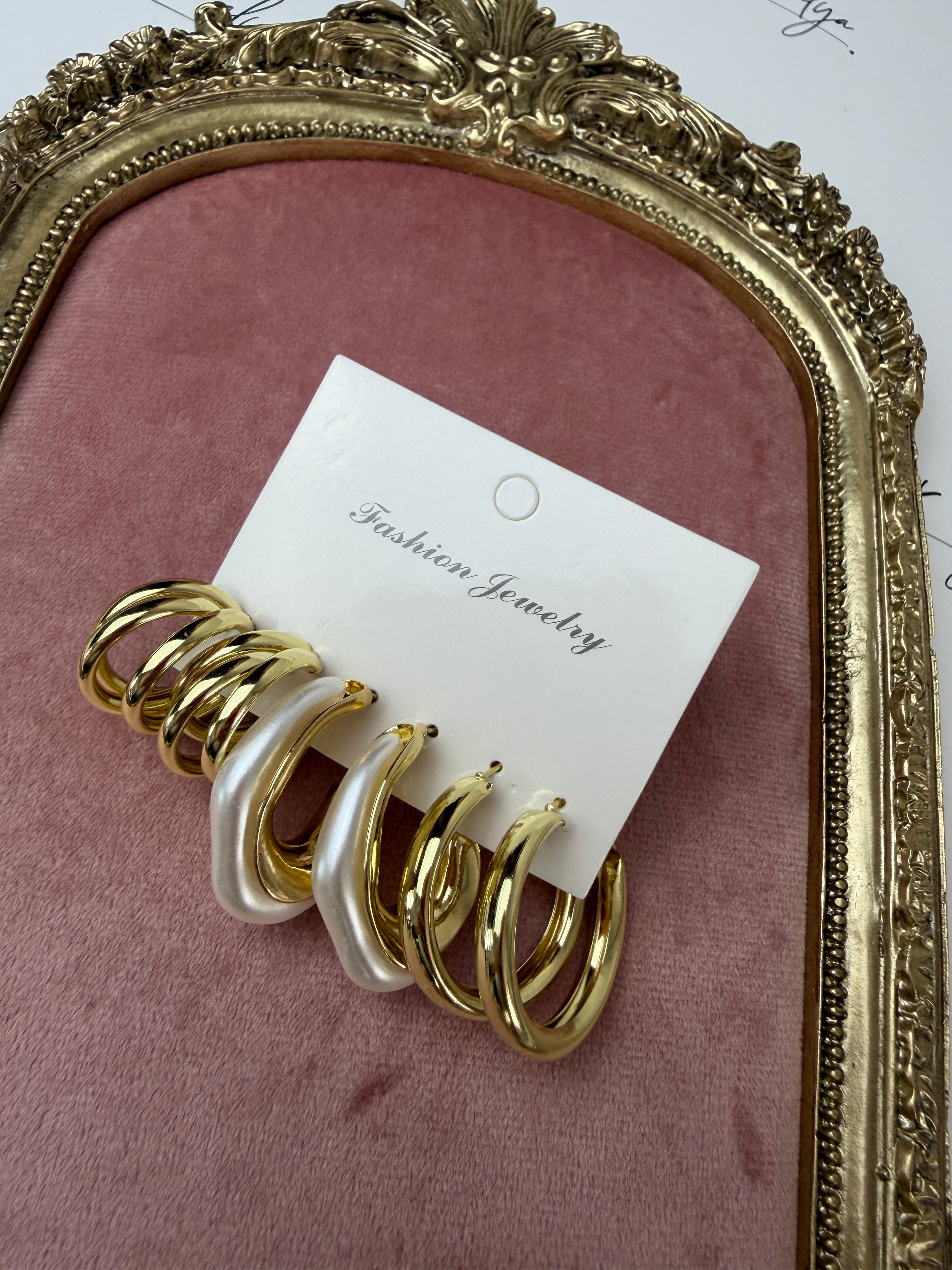 Çoklu Halka Gold Renkli İnci Görünümlü Küpe Seti