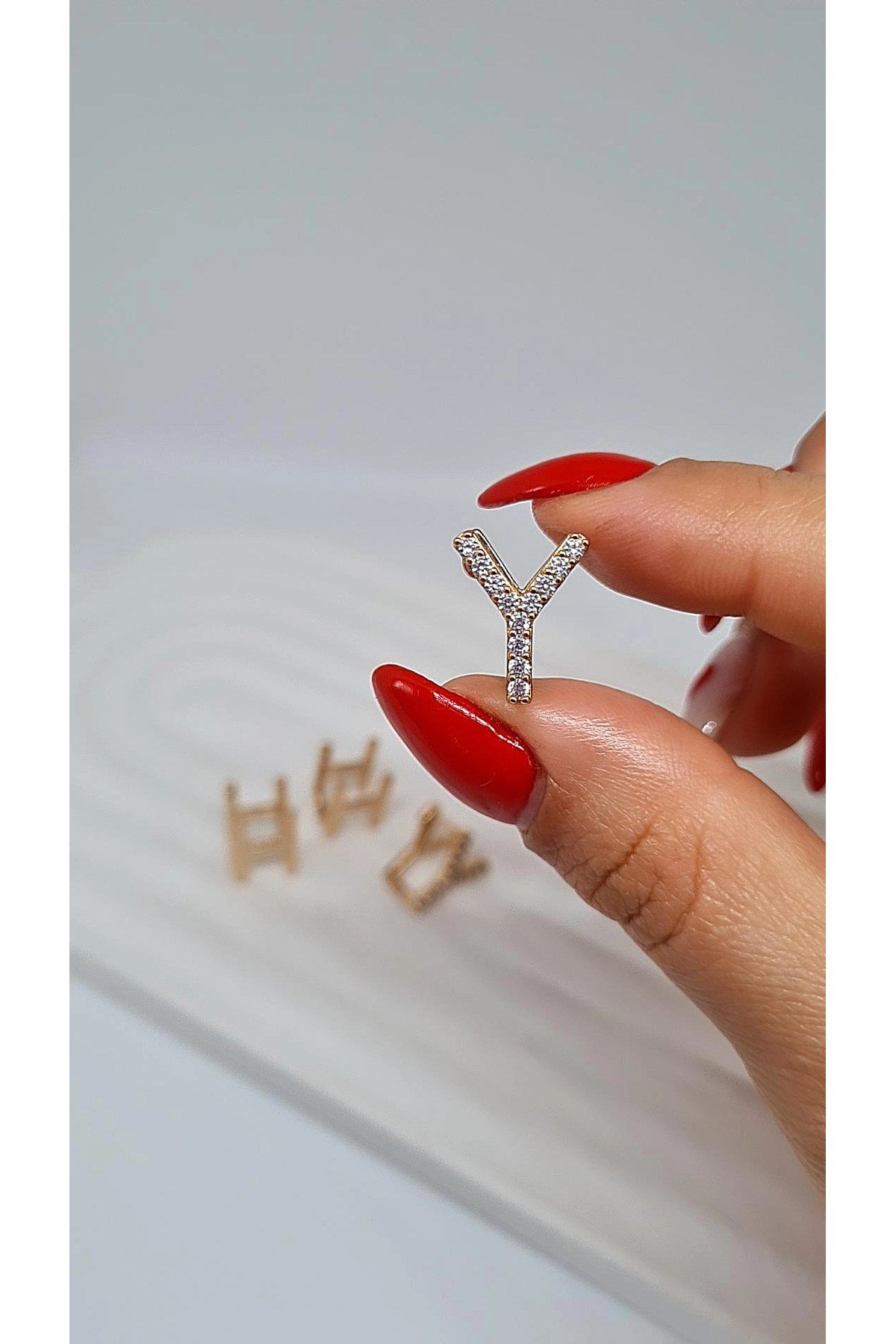 Çelik Rose Y Harf Taşlı Minimal Küpe