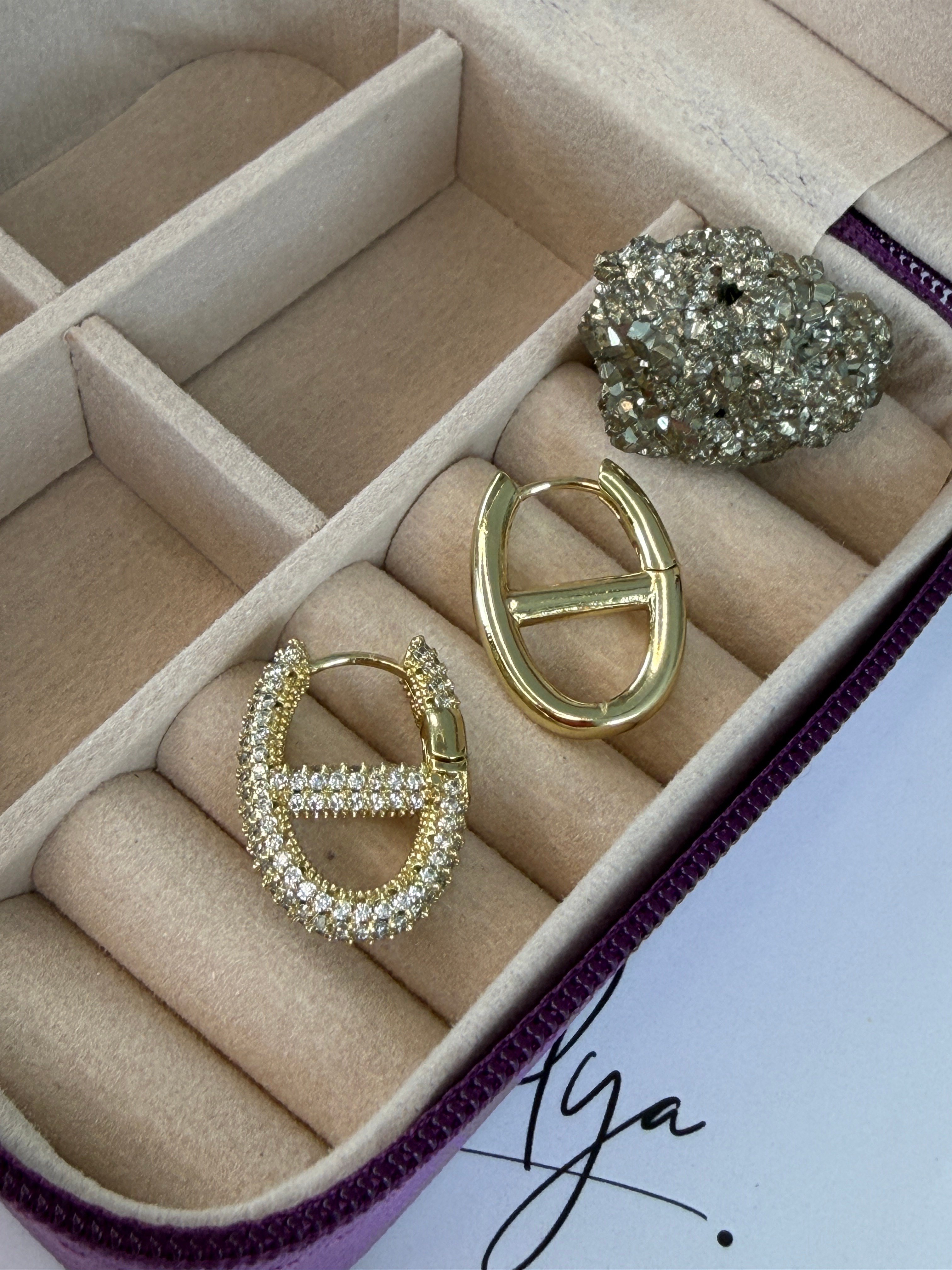 Gold Asimetrik Taşlı Oval Küpe