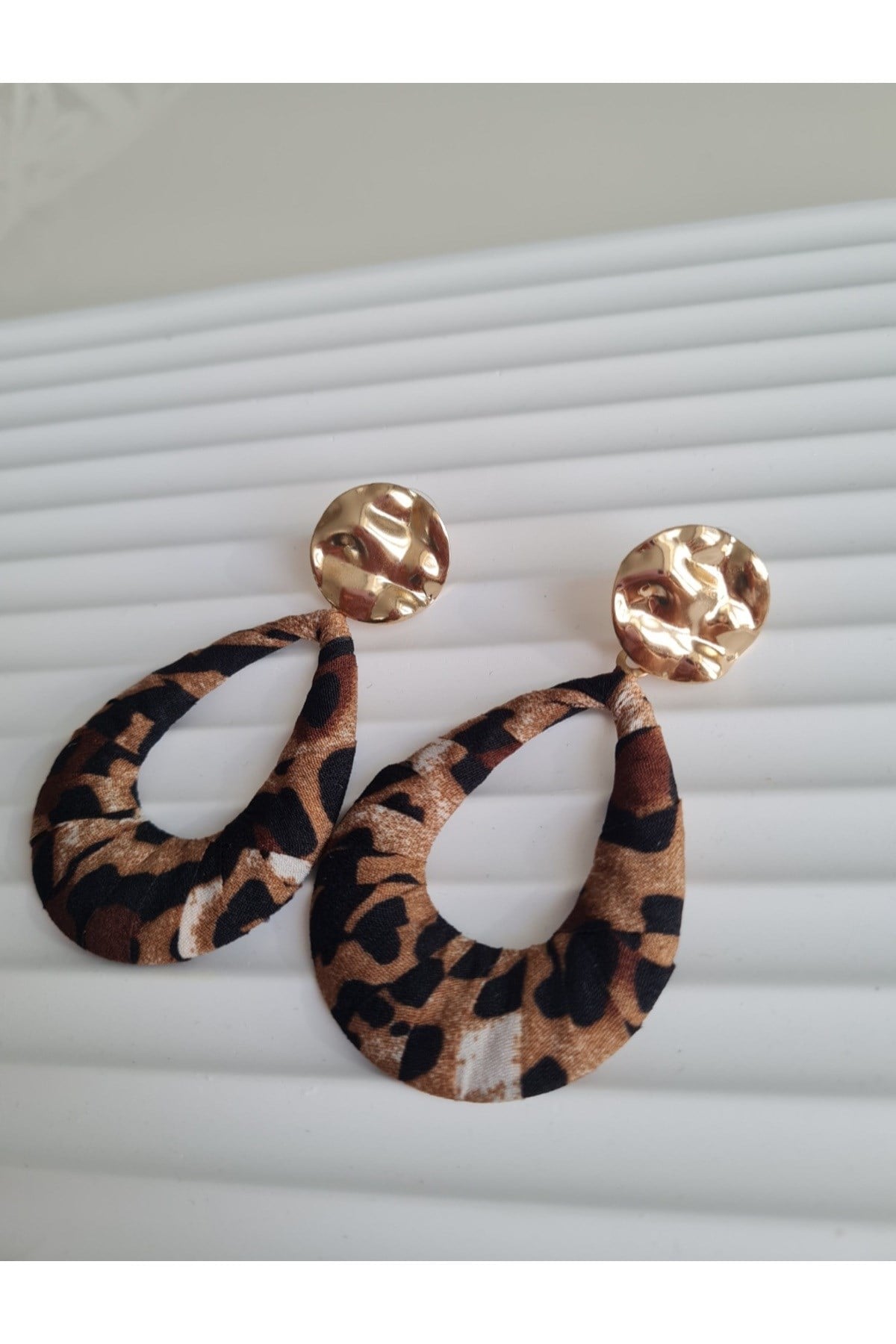 Leopar Desen Kumaş Detaylı Gold Yuvarlak Küpe