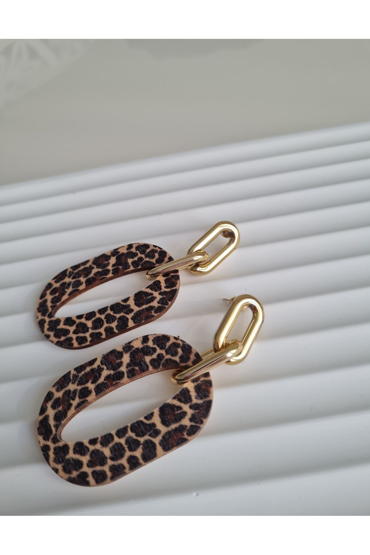 Leopar Desen Oval Form Gold Detaylı Küpe