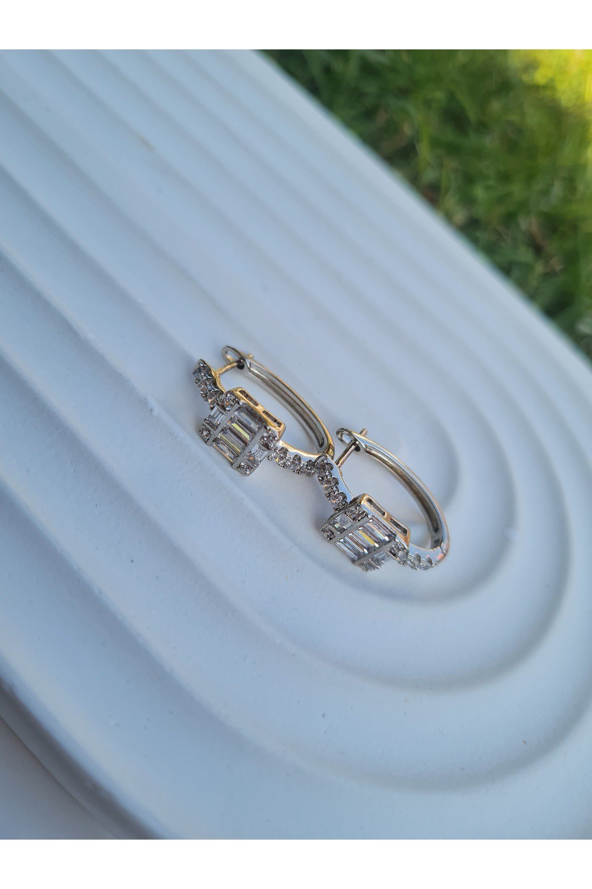 Baget Taşlı Gümüş Renk Kadın Çelik Küpe