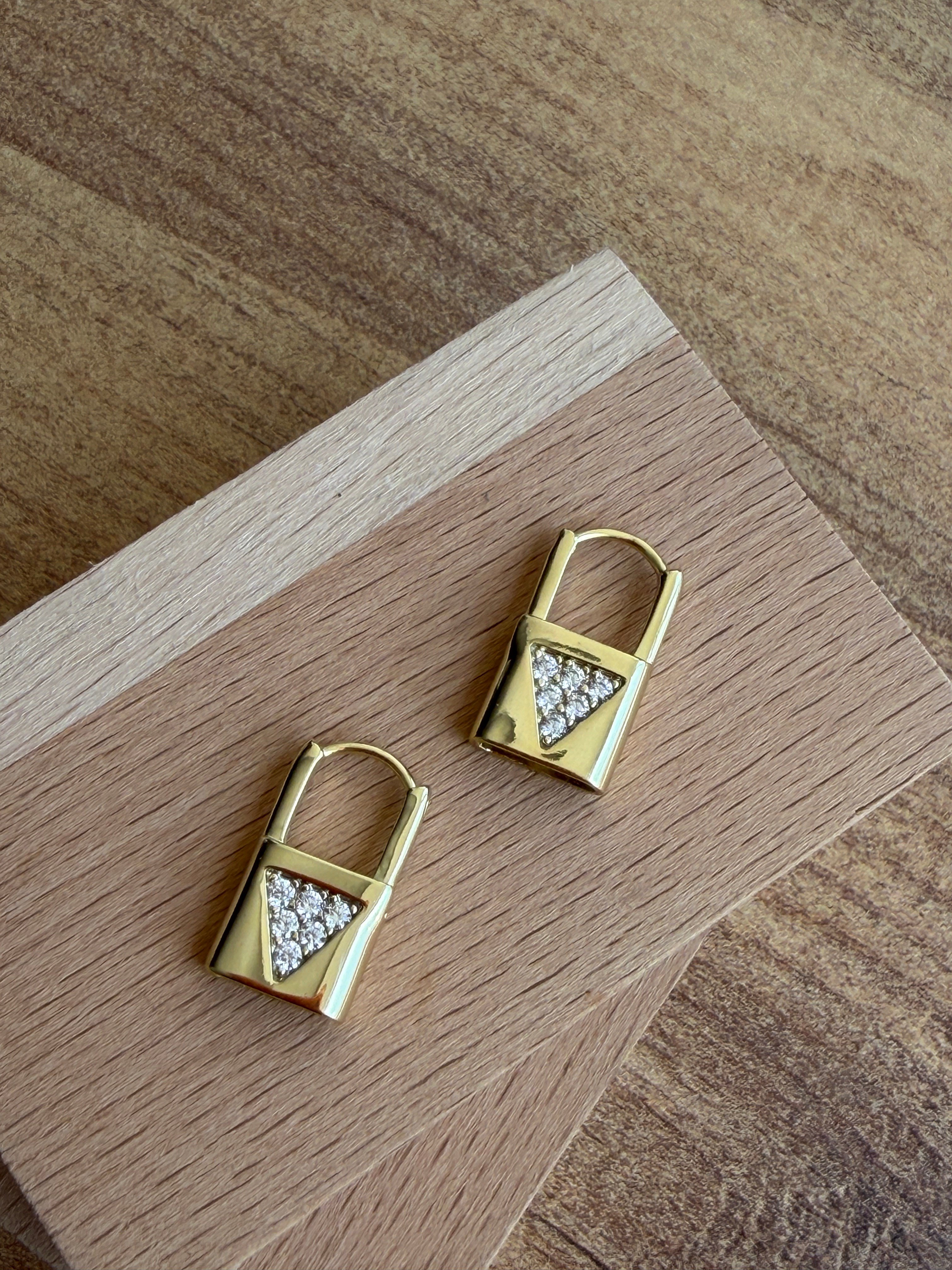 Minimal Kilit Figürlü Zirkon Taşlı Gold Kadın Küpe | Geometrik Halka Küpe