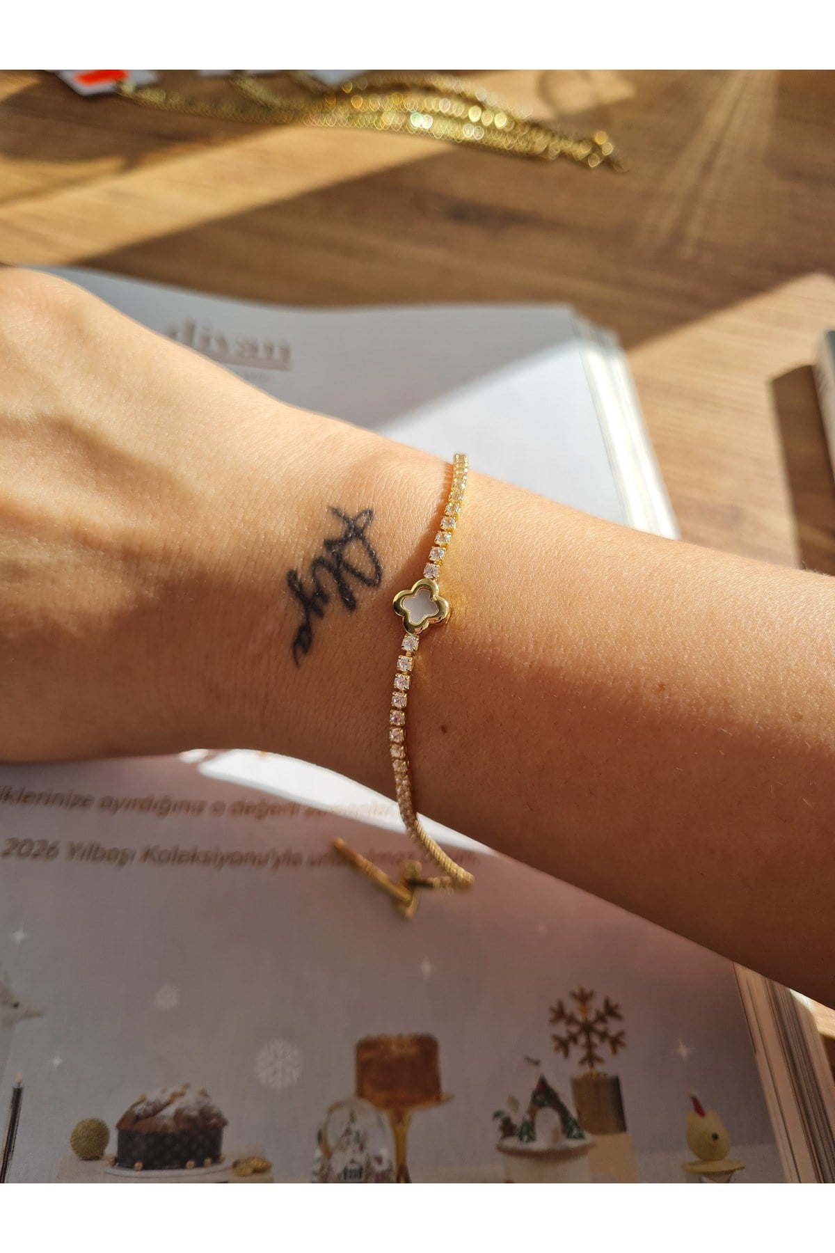 Özel Seri Gold Yonca Detaylı Taşlı Bileklik