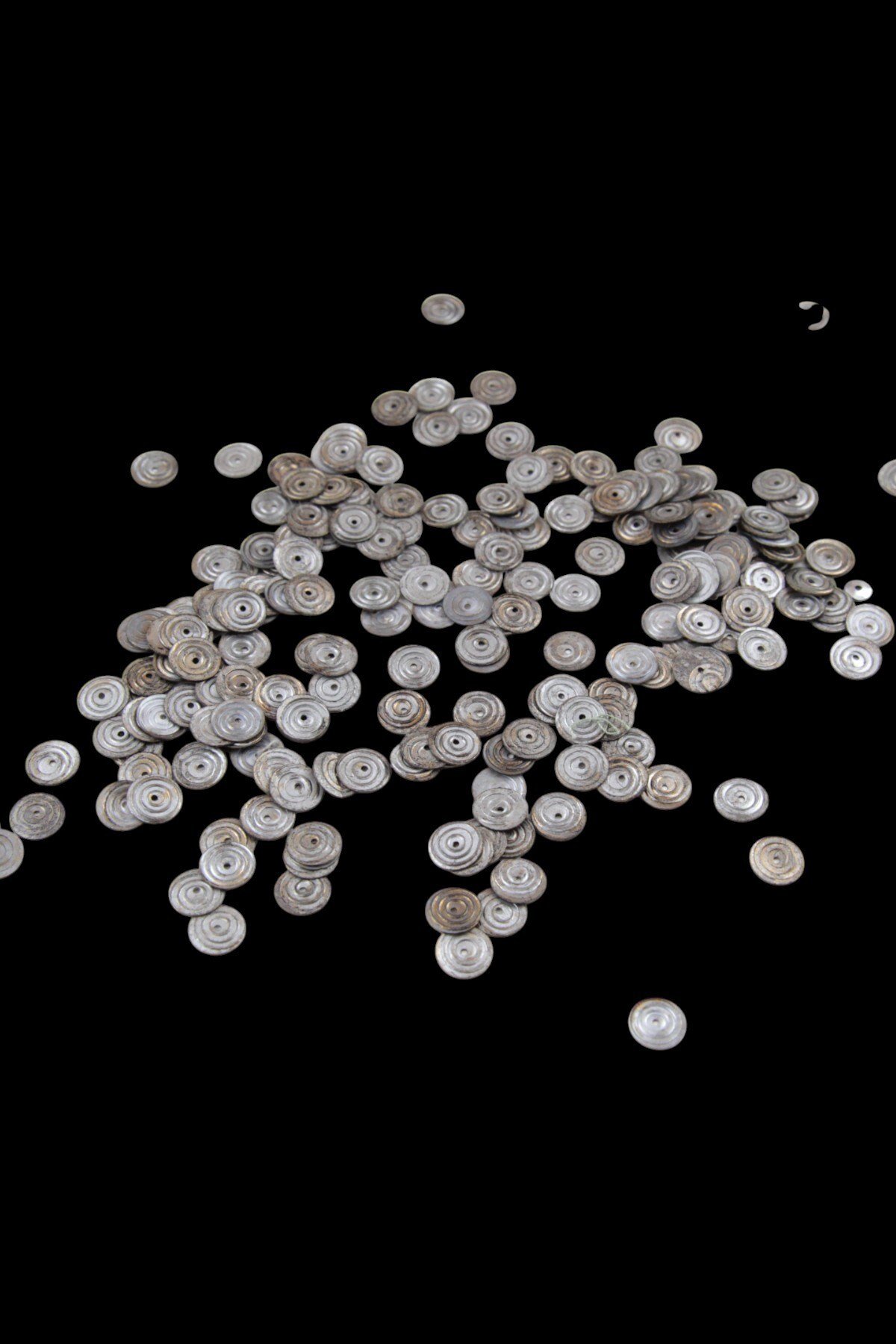 10 mm Ortadan Delikli Desenli Eskitme Gümüş Pul Payet 30 Gr (Tülbent, Oya, Havlu Malzemesi)
