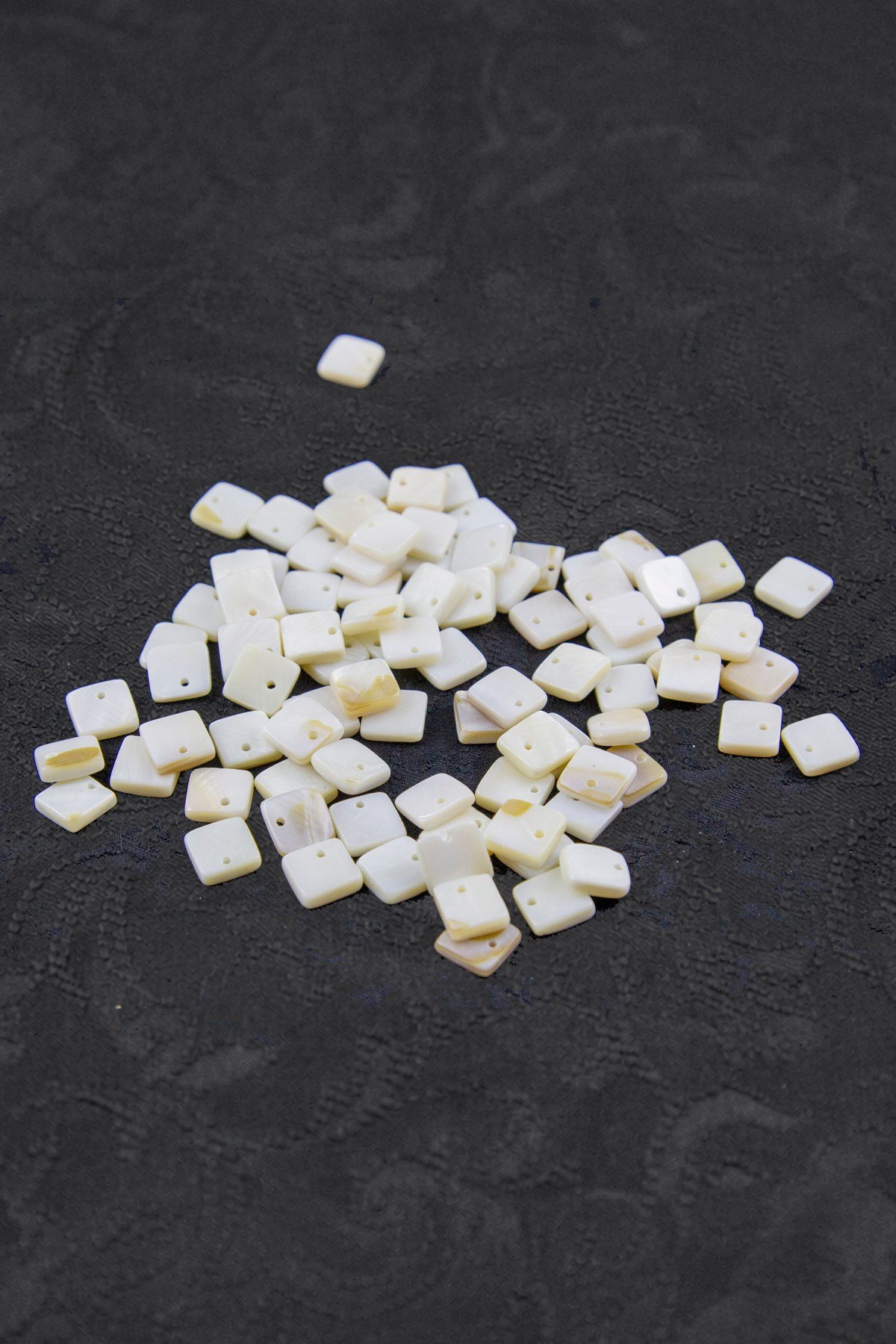 10x10 mm Yandan Delikli Kare Pul Doğal Taş Takı Aksesuar Malzemesi (30 Adet)