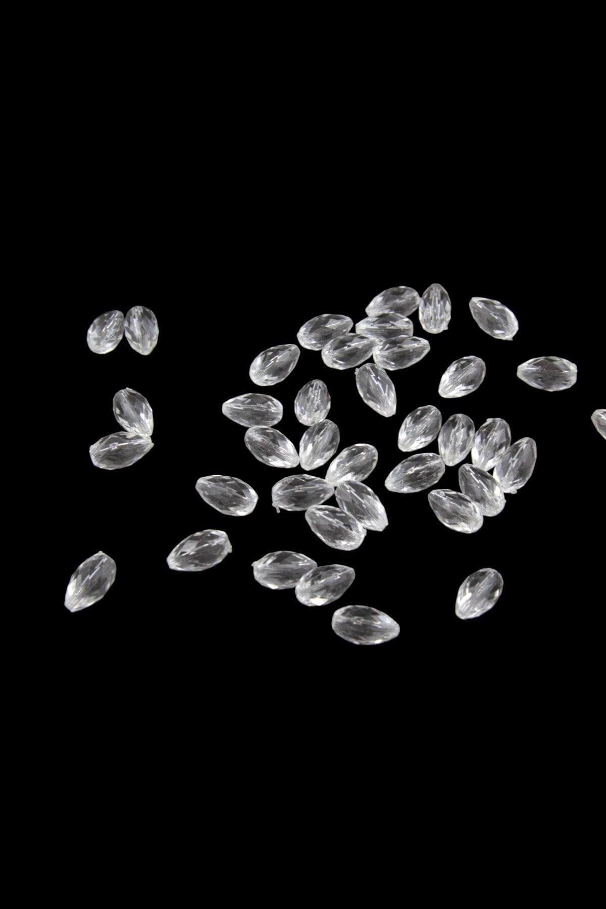 10x17 mm Damla İçten Delikli Şeffaf Akrilik Boncuk (25 Gr 25 Adet)