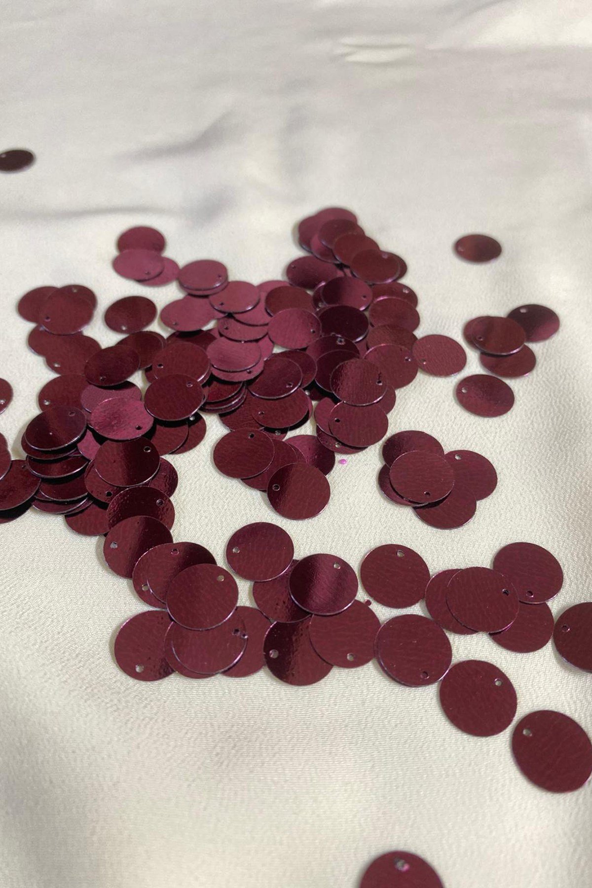 12 mm Fuşya Yandan Delikli Pul Payet 25 Gram (Tülbent, Oya, Havlu Malzemesi)
