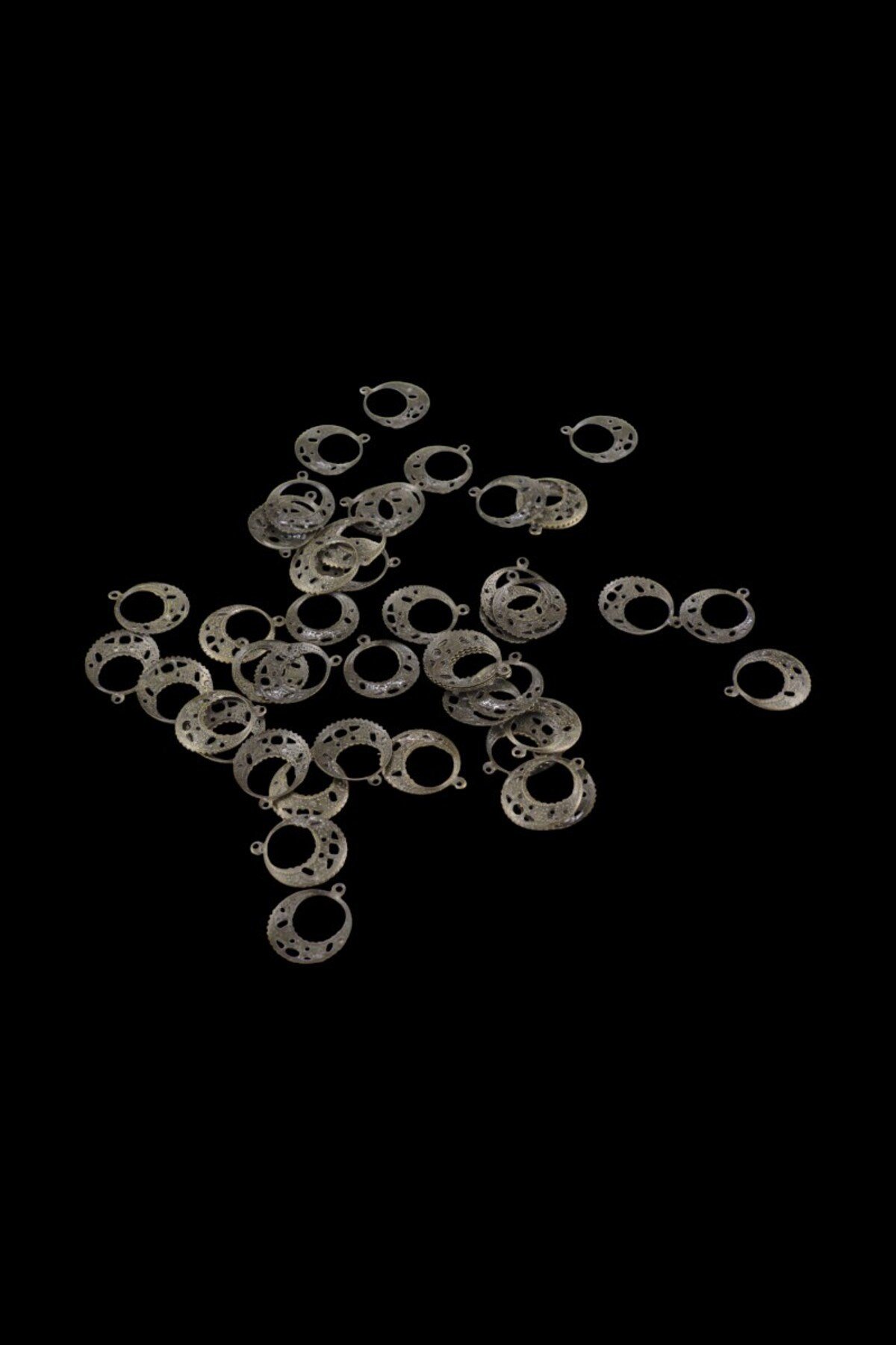 16 mm Desenli Yandan Delikli Metal Pul Payet (30 Gr 90 Adet)