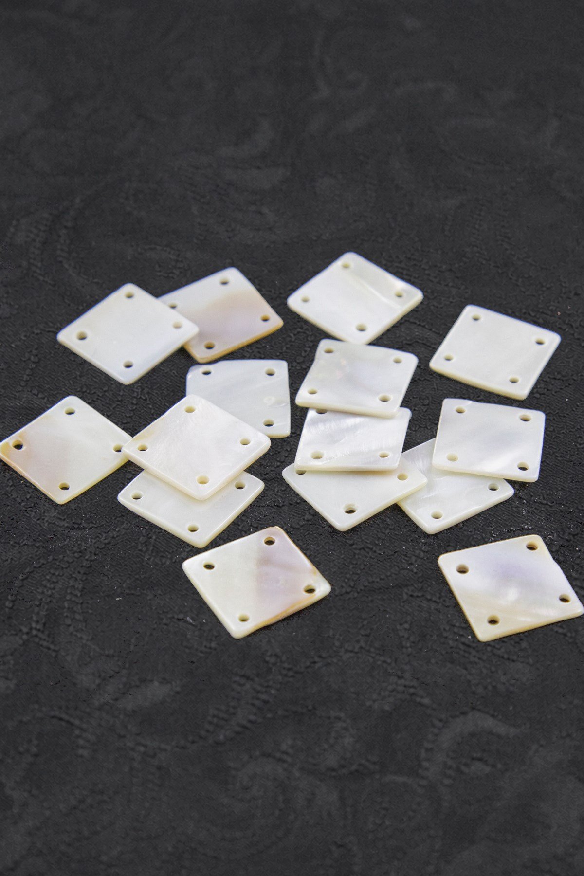 20x20 mm 4 Delikli Pul Doğal Taş Takı Aksesuar Malzemesi (15 Adet)