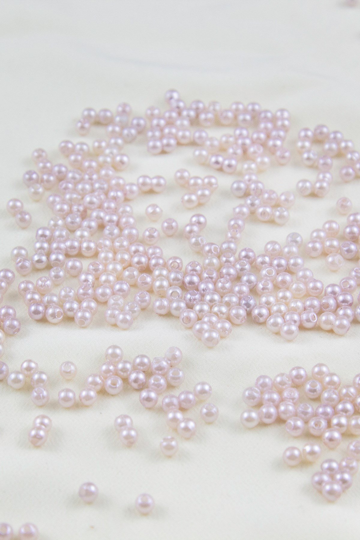 4 mm Çift Renk Karışık Açık Lilamsı Bej Plastik İnci Boncuk Malzemesi (25 Gr)