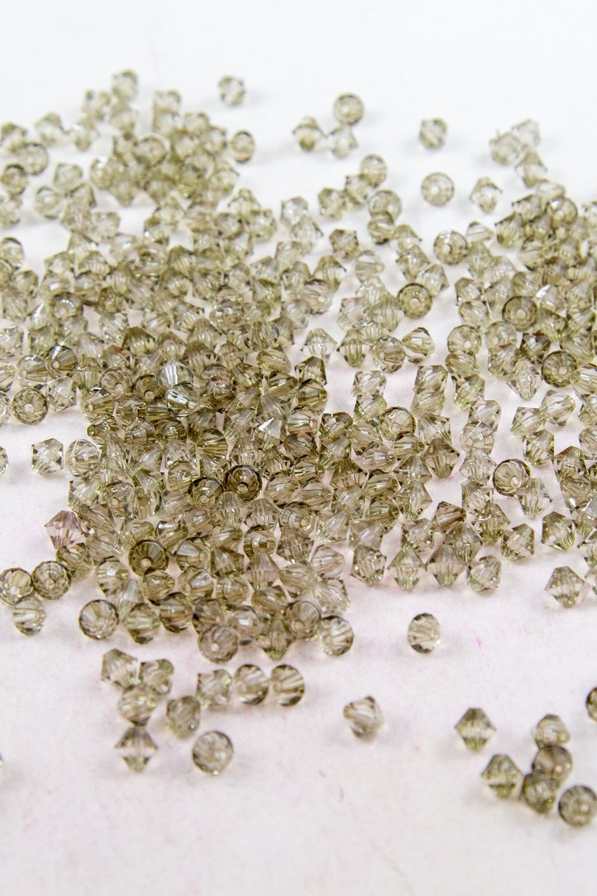 4 mm Piramit Koyu Gri Akrilik Boncuk Aksesuar Takı Malzemesi (25 Gram)