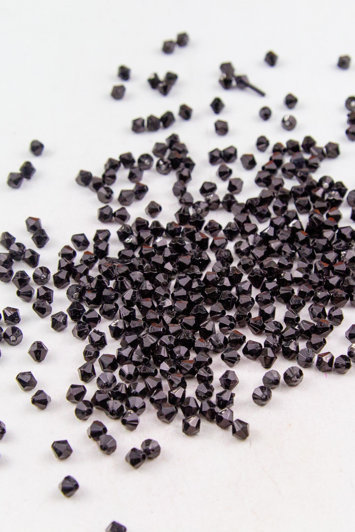 4 mm Piramit Siyah Boncuk Aksesuar Takı Malzemesi (25 Gram)