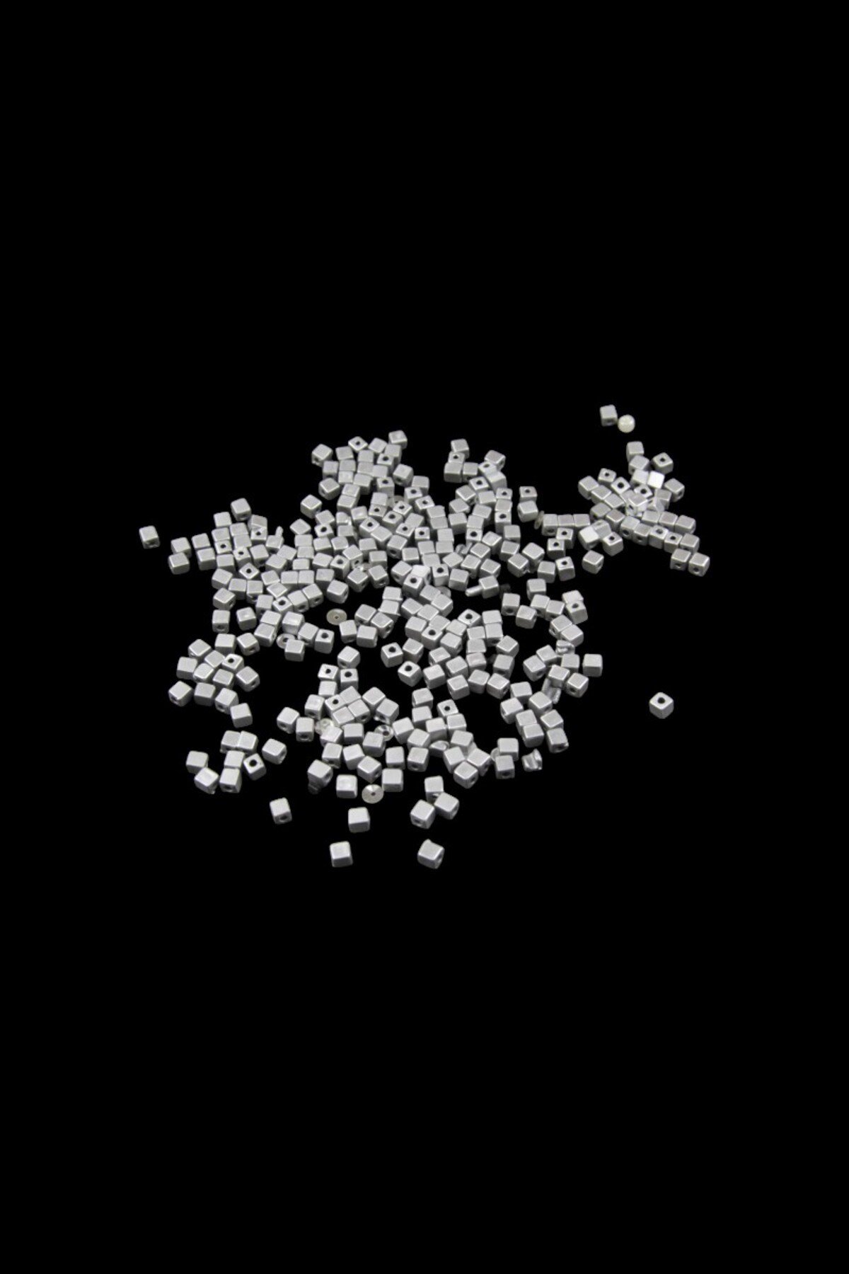 4x3,5 mm Gri Boncuk Takı Malzemesi (30 Gr 640 Adet)
