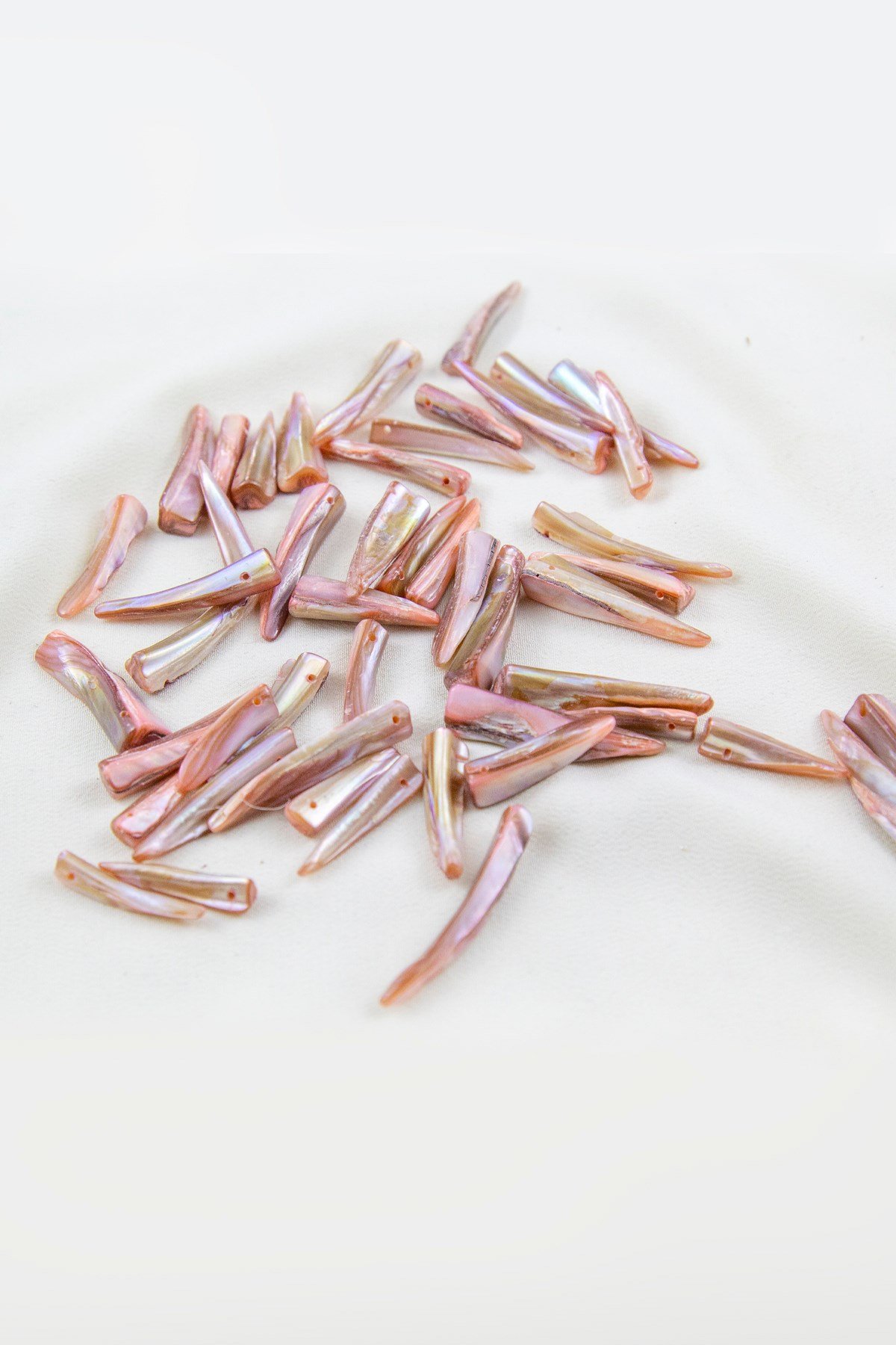 6x30 mm Tek Delikli Deve Dişi Modeli Açık Pembe Doğal Taş Boncuk (20 Gram Yaklaşık 15 Adet)