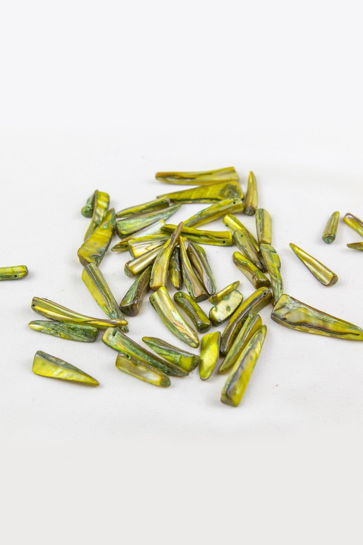 6x30 mm Tek Delikli Deve Dişi Modeli Yeşil Doğal Taş Boncuk (20 Gram Yaklaşık 15 Adet)