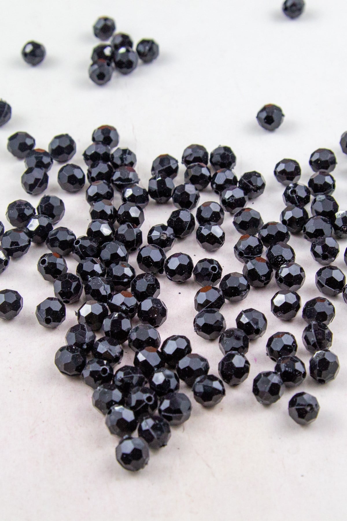 8 mm Dünya Siyah Ekose Kesim Akrilik Boncuk Aksesuar Takı Malzemesi (25 Gram)