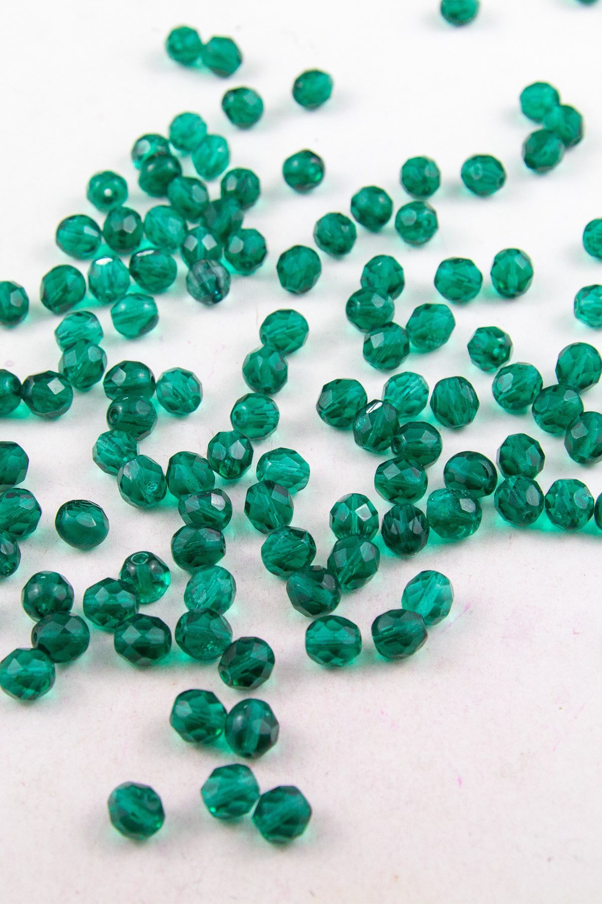 8 mm Dünya Yeşil Akrilik Boncuk Aksesuar Takı Malzemesi (25 Gram)