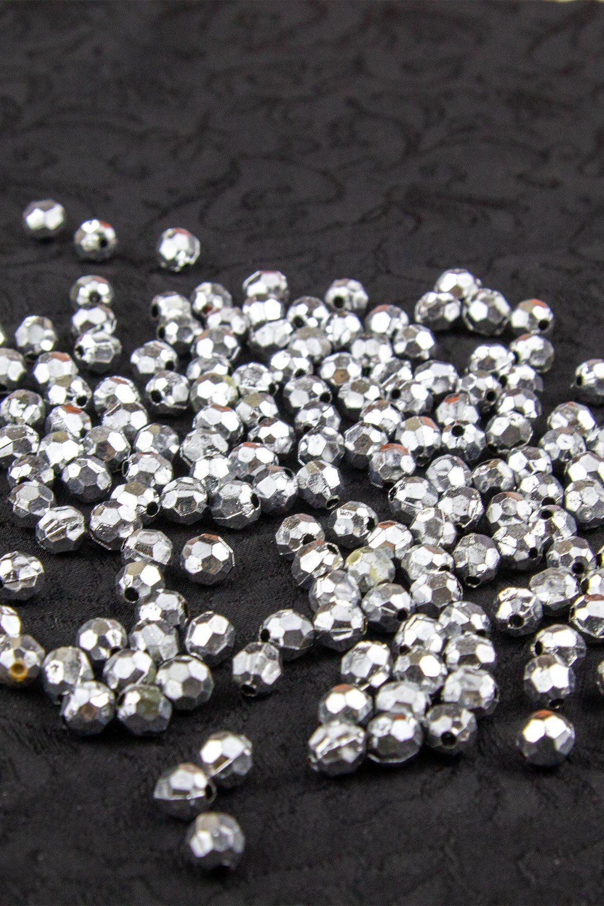 8 mm Gümüş Ekose Desen Plastik Boncuk Aksesuar Takı Malzemesi (25 Gram)