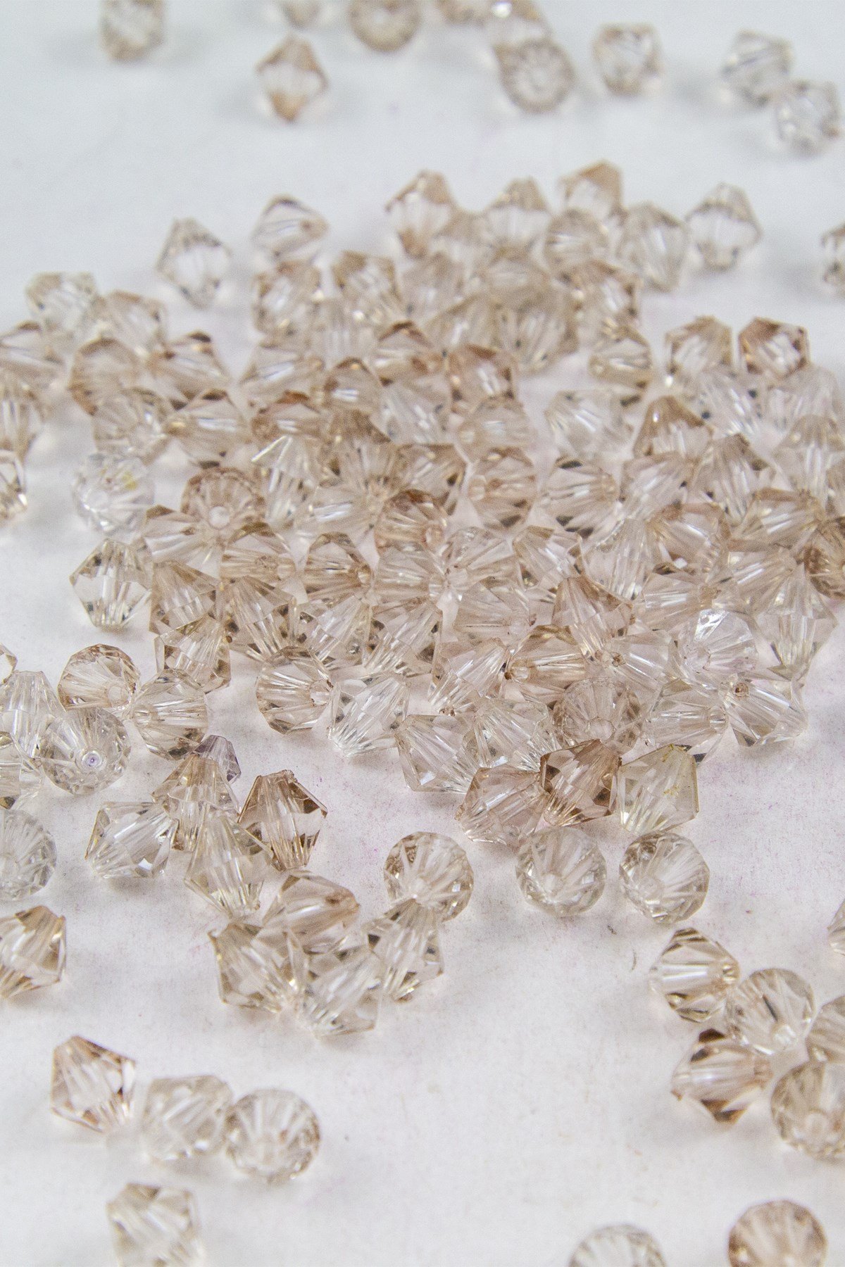 Açık Bej 8 mm Piramit Akrilik Boncuk Aksesuar (25 Gram)