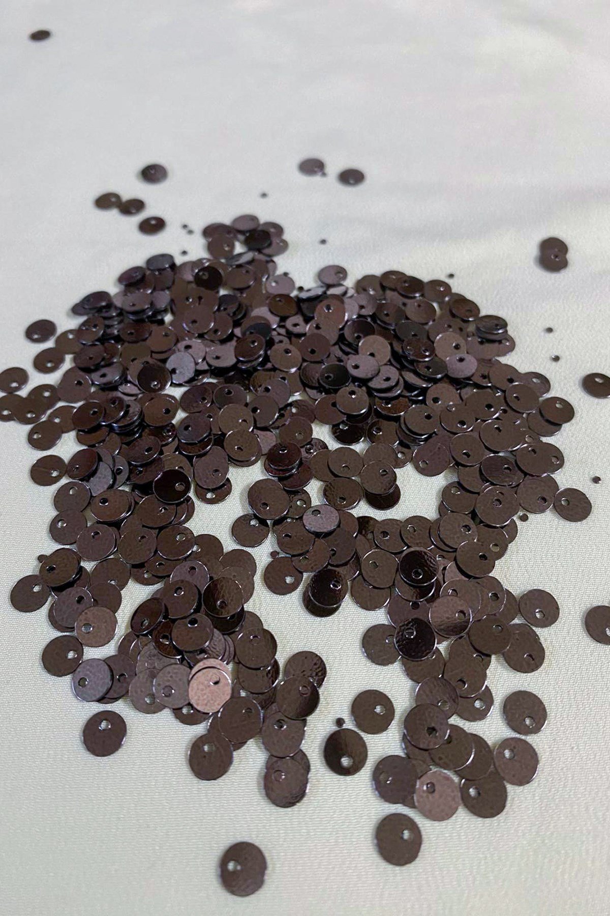 Antra Kahve 6 mm Yandan Delikli Pul Payet 25 Gr (Tülbent, Oya, Havlu Malzemesi)