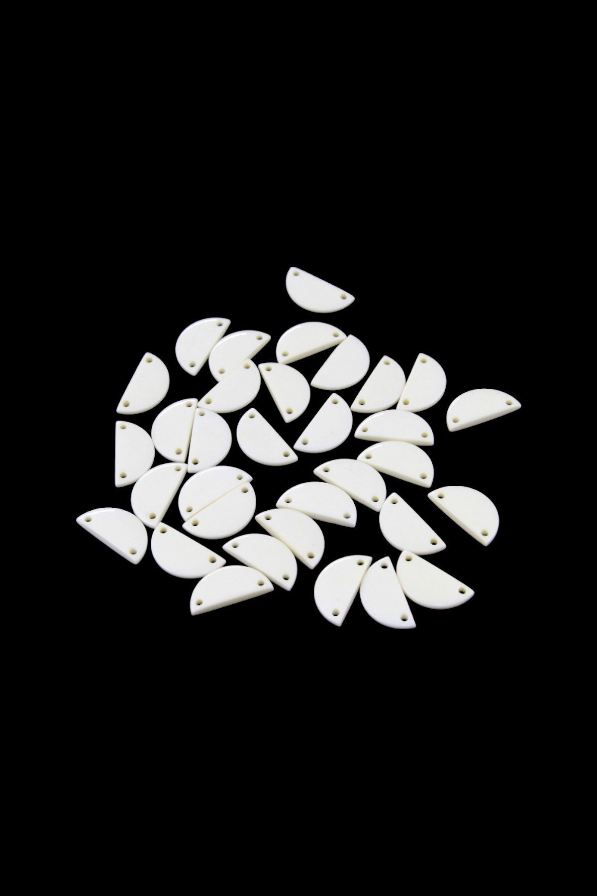 Çift Delikli Yarım Ay 24x12 mm Krem Boncuk Aksesuar (30 Gr 47 Adet)