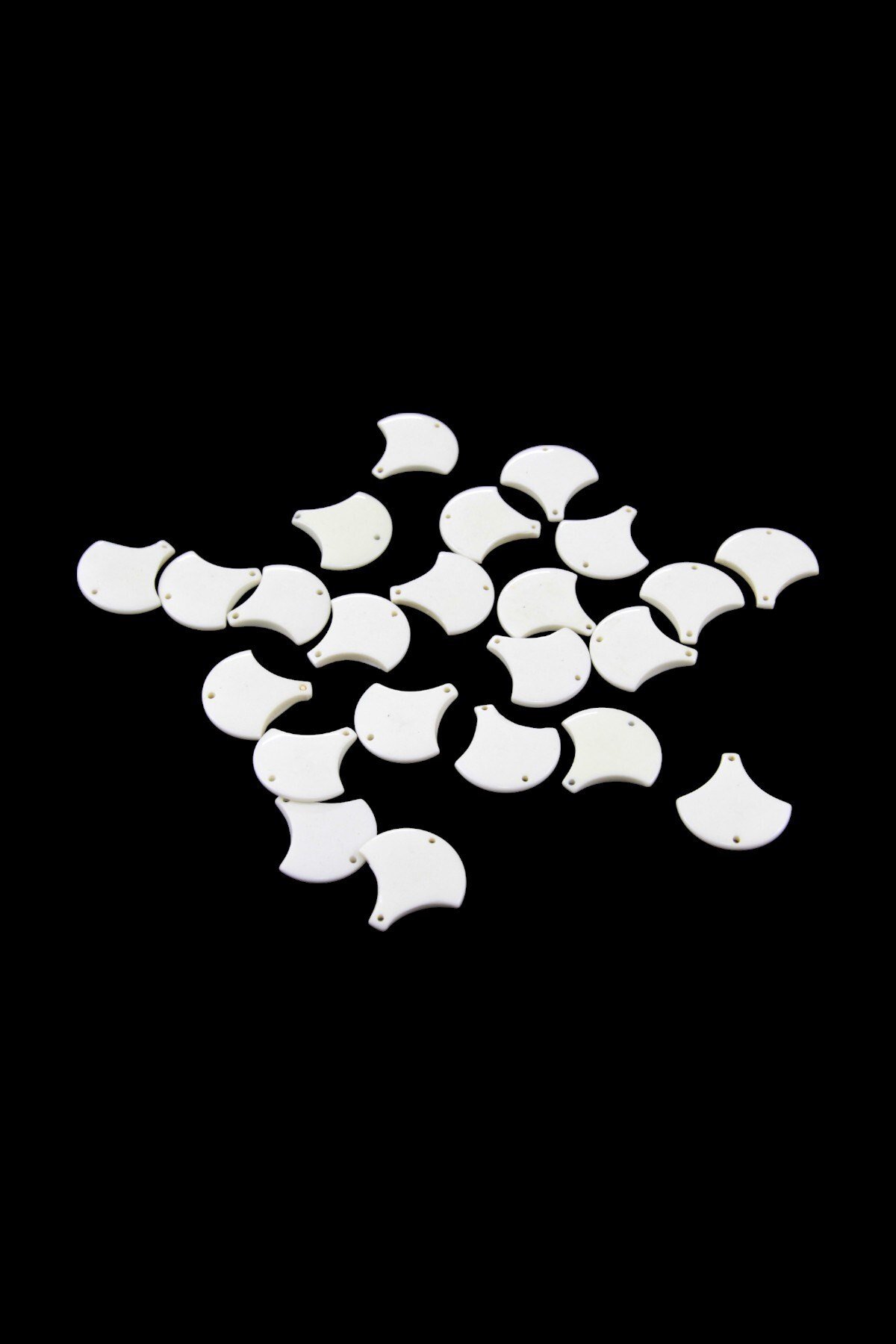 Deniz Kabuğu Desenli Kırık Beyaz 27x27 mm Çift Delikli Boncuk Aksesuar Takı (15 Adet)