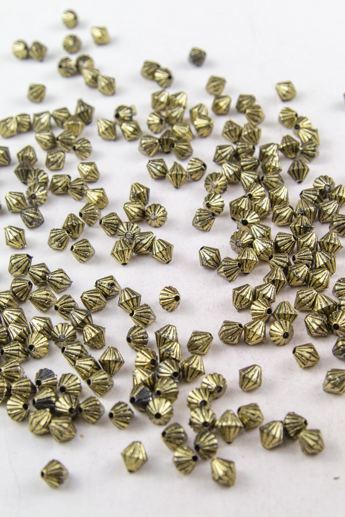 Eskitme Gold 6 mm Piramit Özel Desen Boncuk Aksesuar Takı Malzemesi (25 Gram)